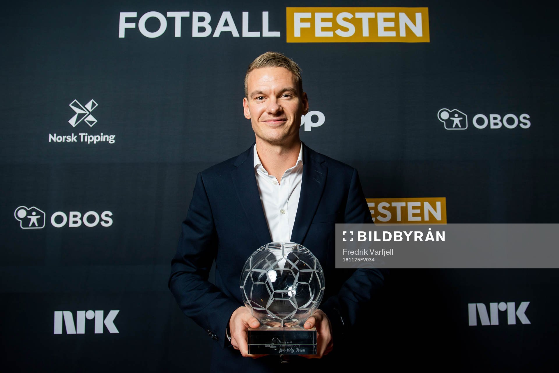 Jon Helge Tveita of Sarpsborg 08 poses with the prize for the goal of the year in Eliteserien during Fotballfesten on November 25, 2018 in Oslo.