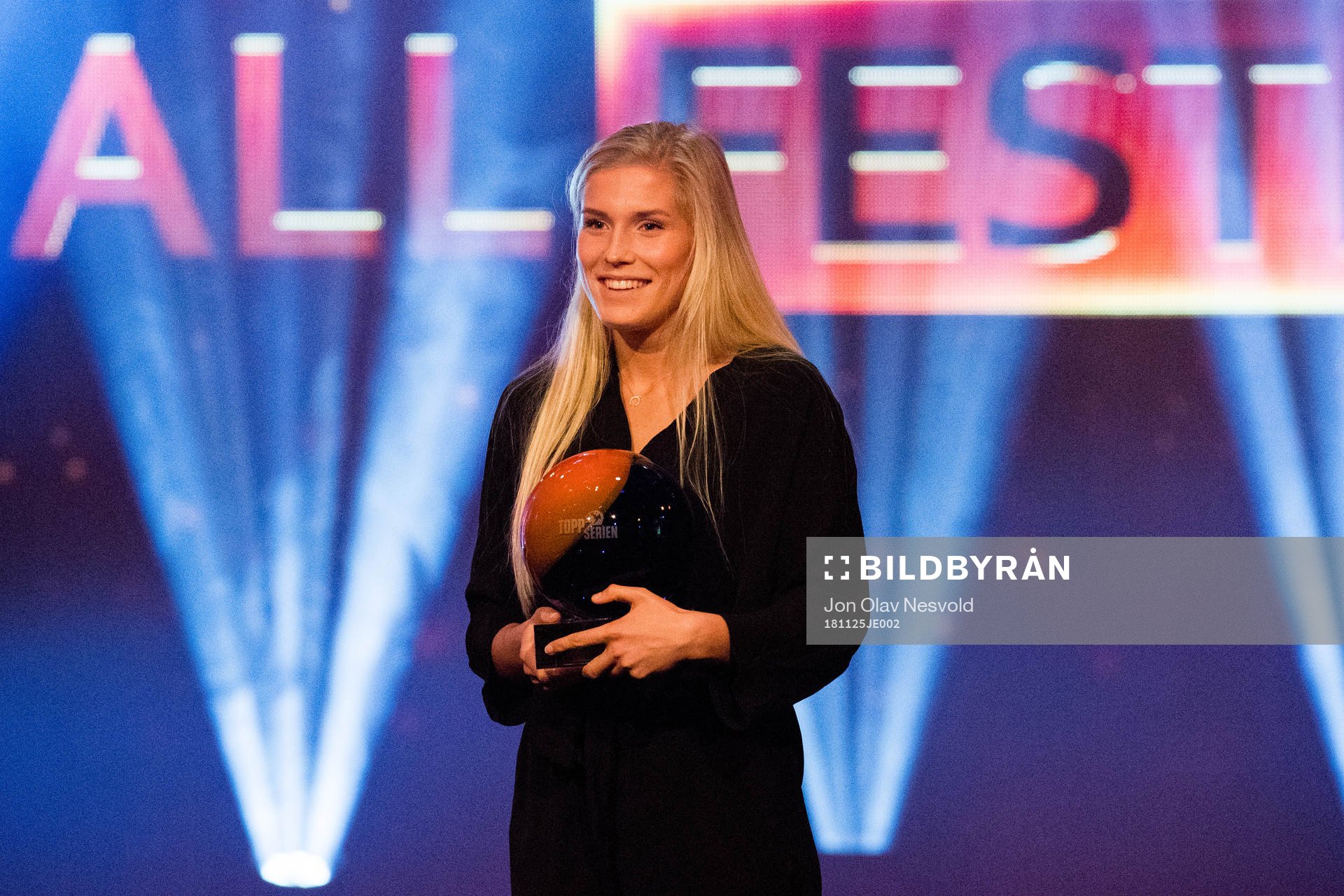 Emilie Nautnes of Arna-Bjørnar is awarded the prize as the