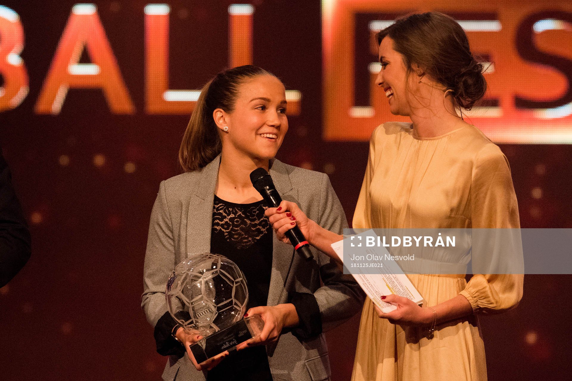 Guro Reiten of LSK Kvinner is awarded the prize for the