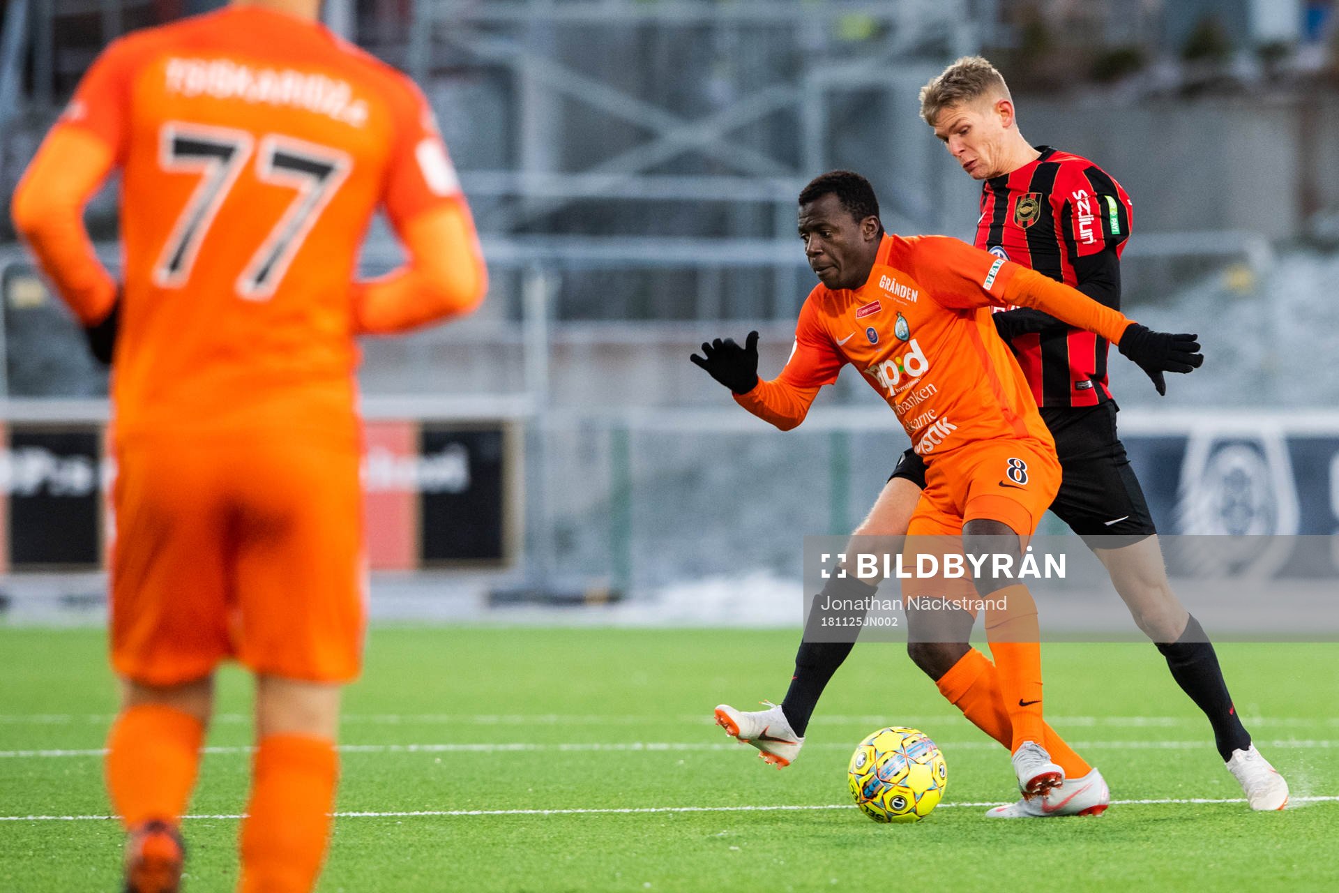 Brommapojkarnas Fritiof Björkén och AFC Eskilstunas Ousmane Camera i kamp om bollen under fotbollsmatchen i kvalet till Allsvenskan mellan Brommapojkarna och AFC Eskilstuna den 25 november 2018 i Stockholm.