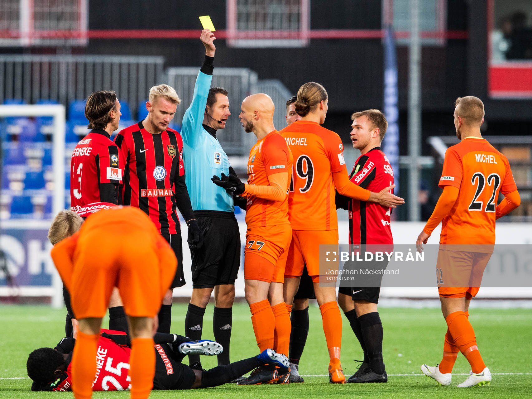 Domare Andreas Ekberg varnar AFC Eskilstunas Zourab