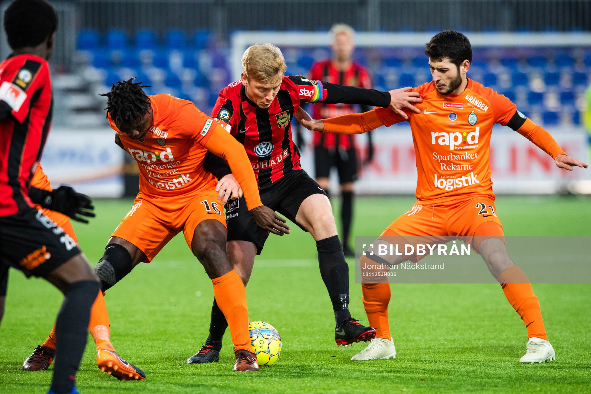 AFC Eskilstunas Samuel Nnamani och Anel Rashkaj i kamp om