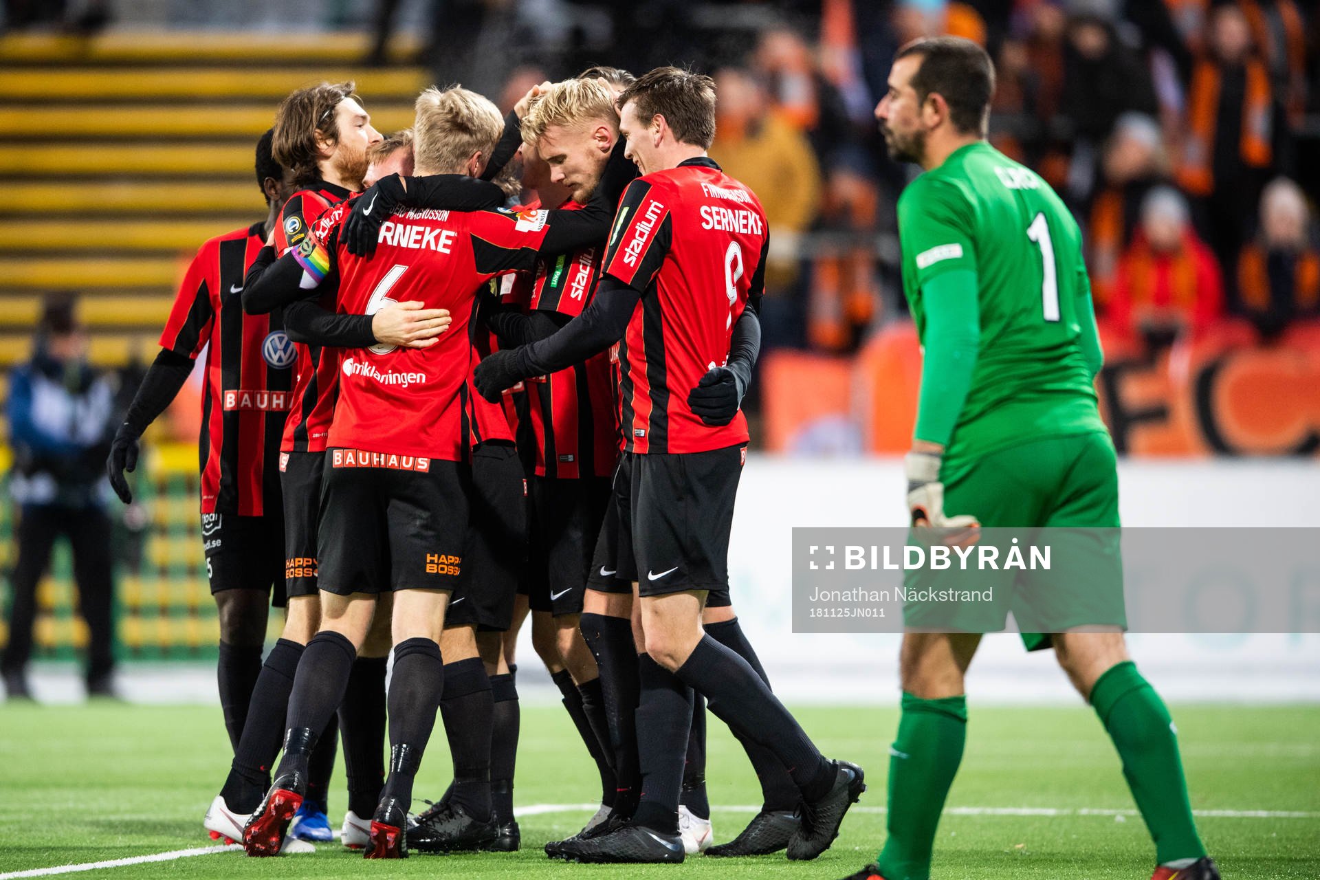 Brommapojkarnas Ludvig Öhman Silwerfeldt jublar med lagkamrater efter att han gjort 1-0 under fotbollsmatchen i kvalet till Allsvenskan mellan Brommapojkarna och AFC Eskilstuna den 25 november 2018 i Stockholm.