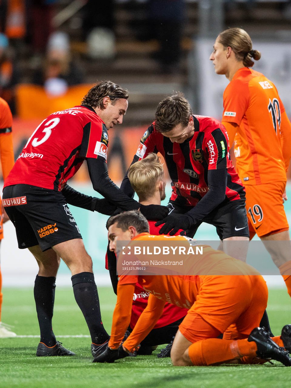Brommapojkarnas Ludvig Öhman Silwerfeldt jublar med lagkamrater efter att han gjort 1-0 under fotbollsmatchen i kvalet till Allsvenskan mellan Brommapojkarna och AFC Eskilstuna den 25 november 2018 i Stockholm.