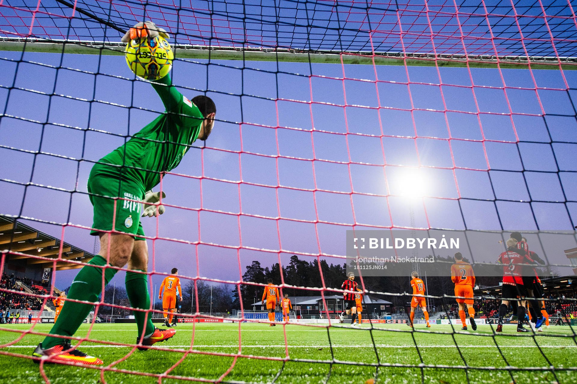AFC Eskilstunas målvakt Gianluca Curci plockar bollen ur