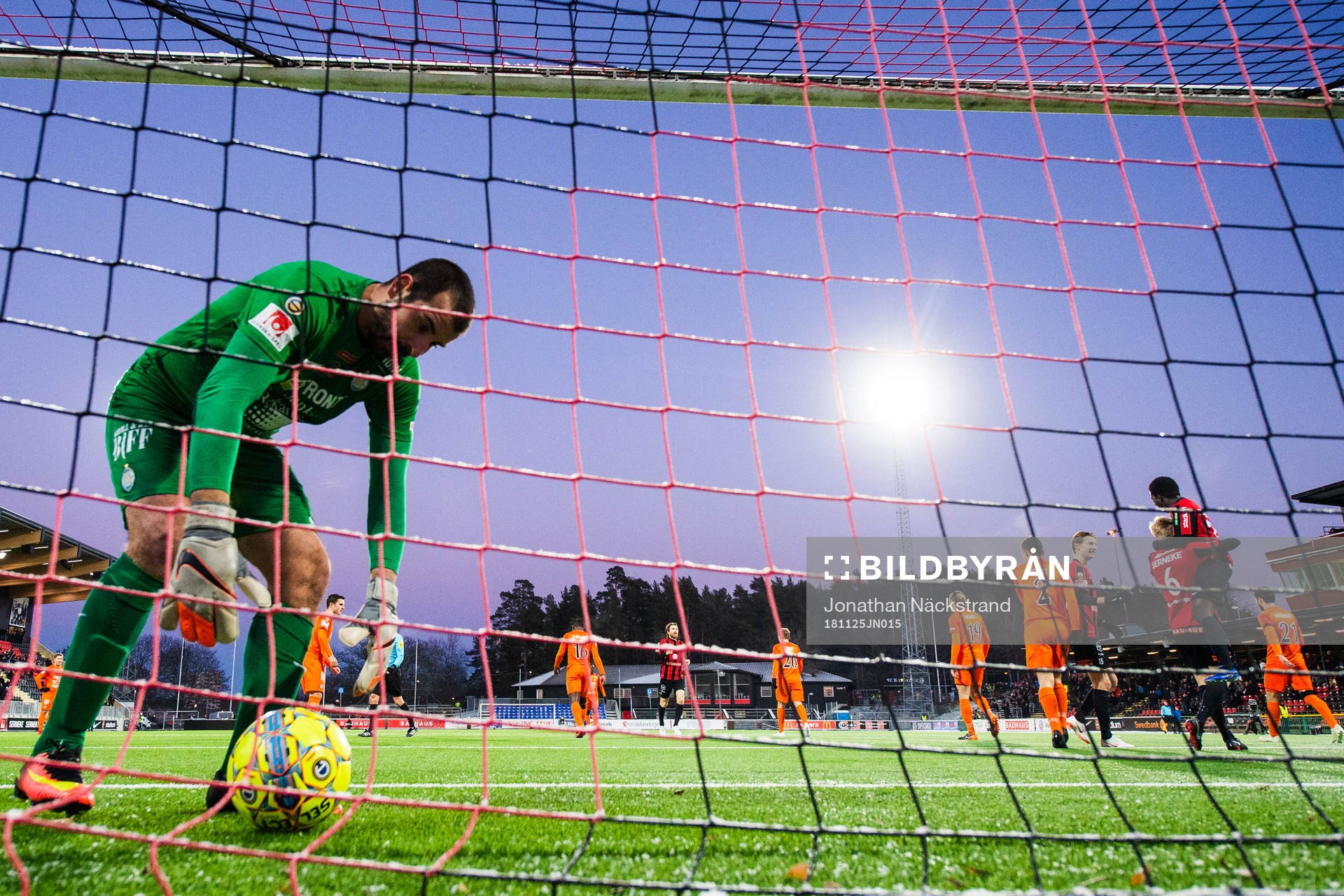 AFC Eskilstunas målvakt Gianluca Curci plockar bollen ur