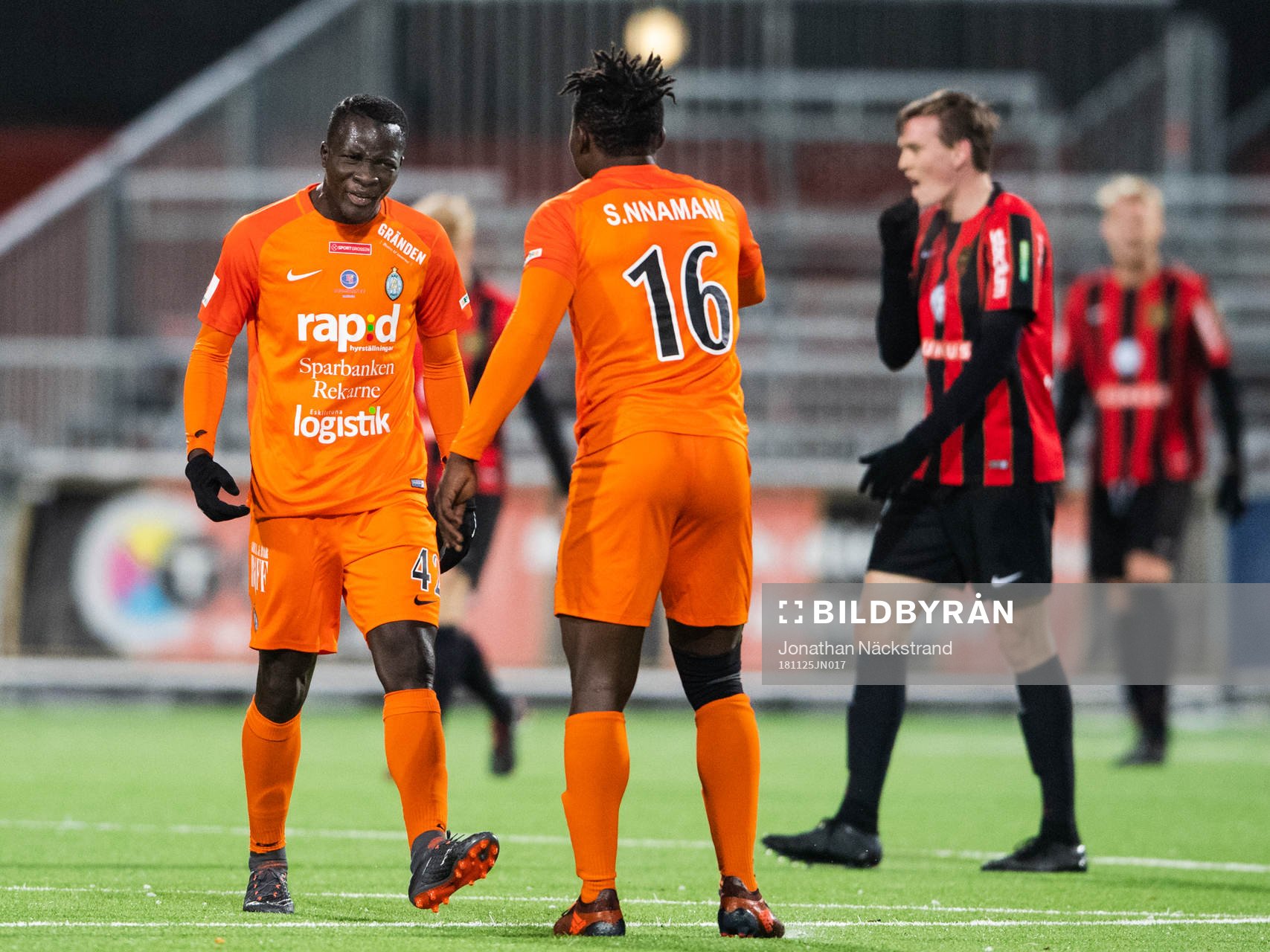 AFC Eskilstunas Kerfala Cissko jublar med målskytten till
