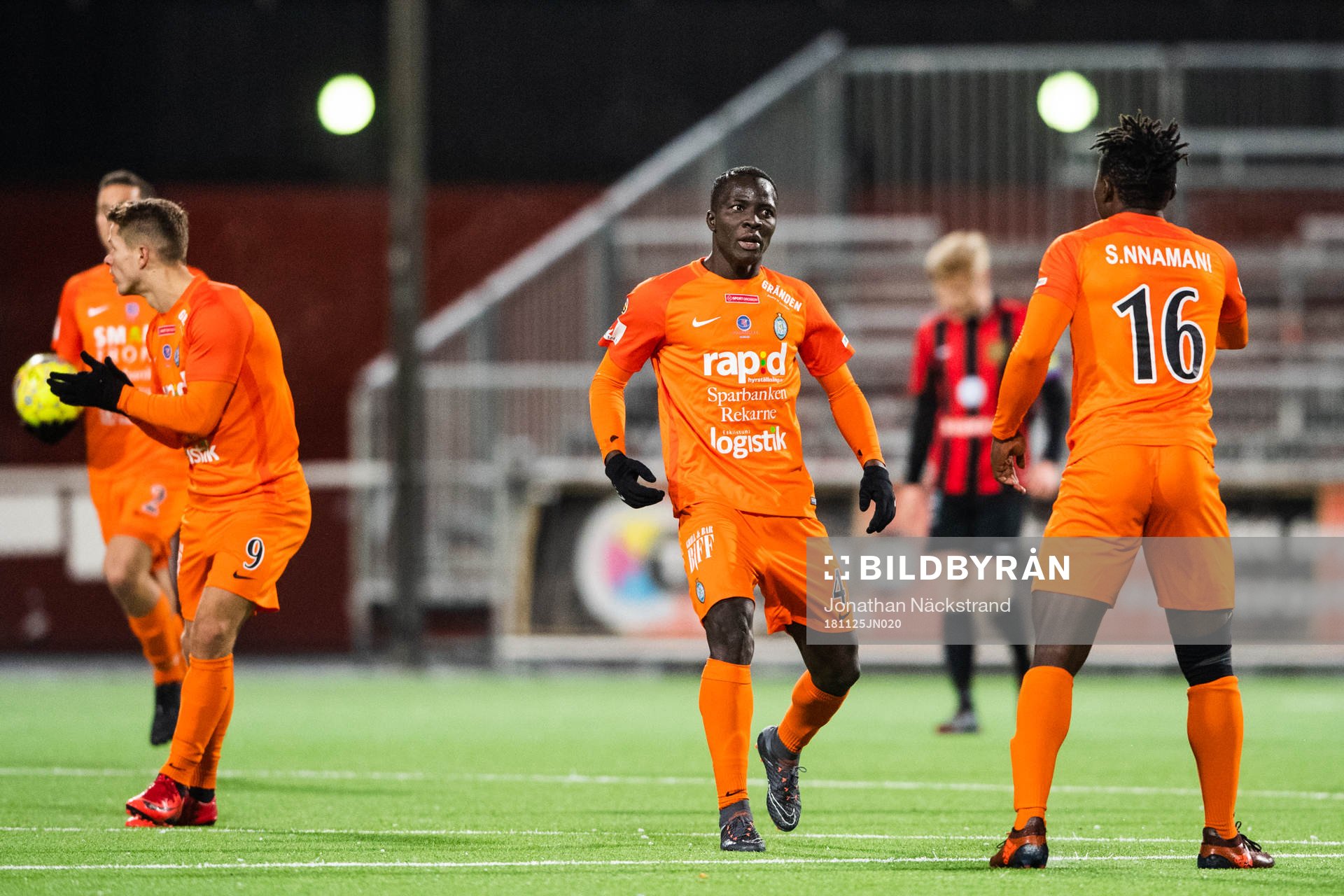 AFC Eskilstunas Kerfala Cissko jublar med målskytten till