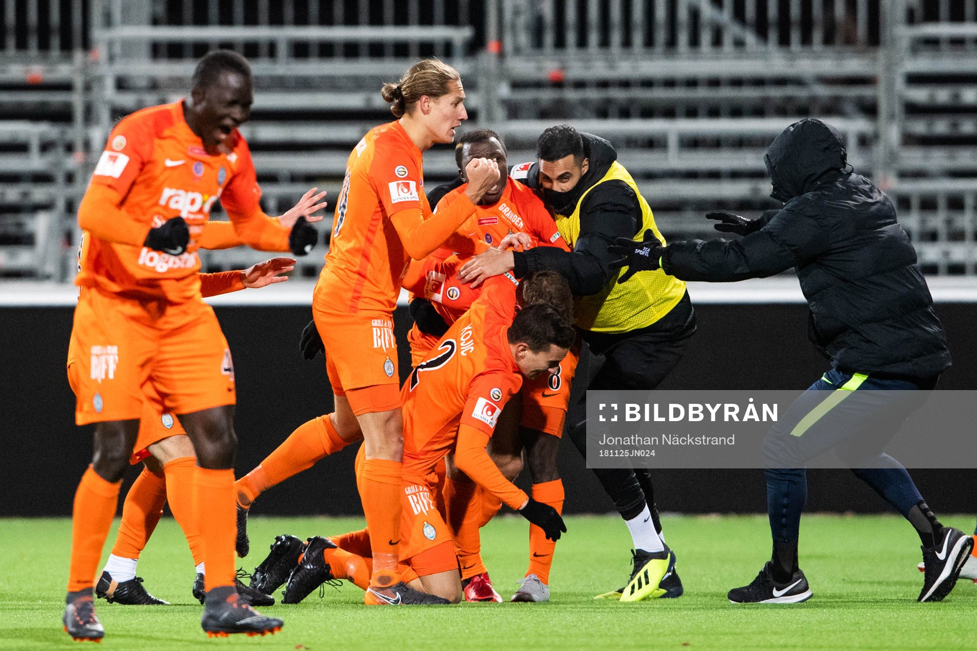 AFC Eskilstunas Bajram Ajeti jublar med lagkamrater