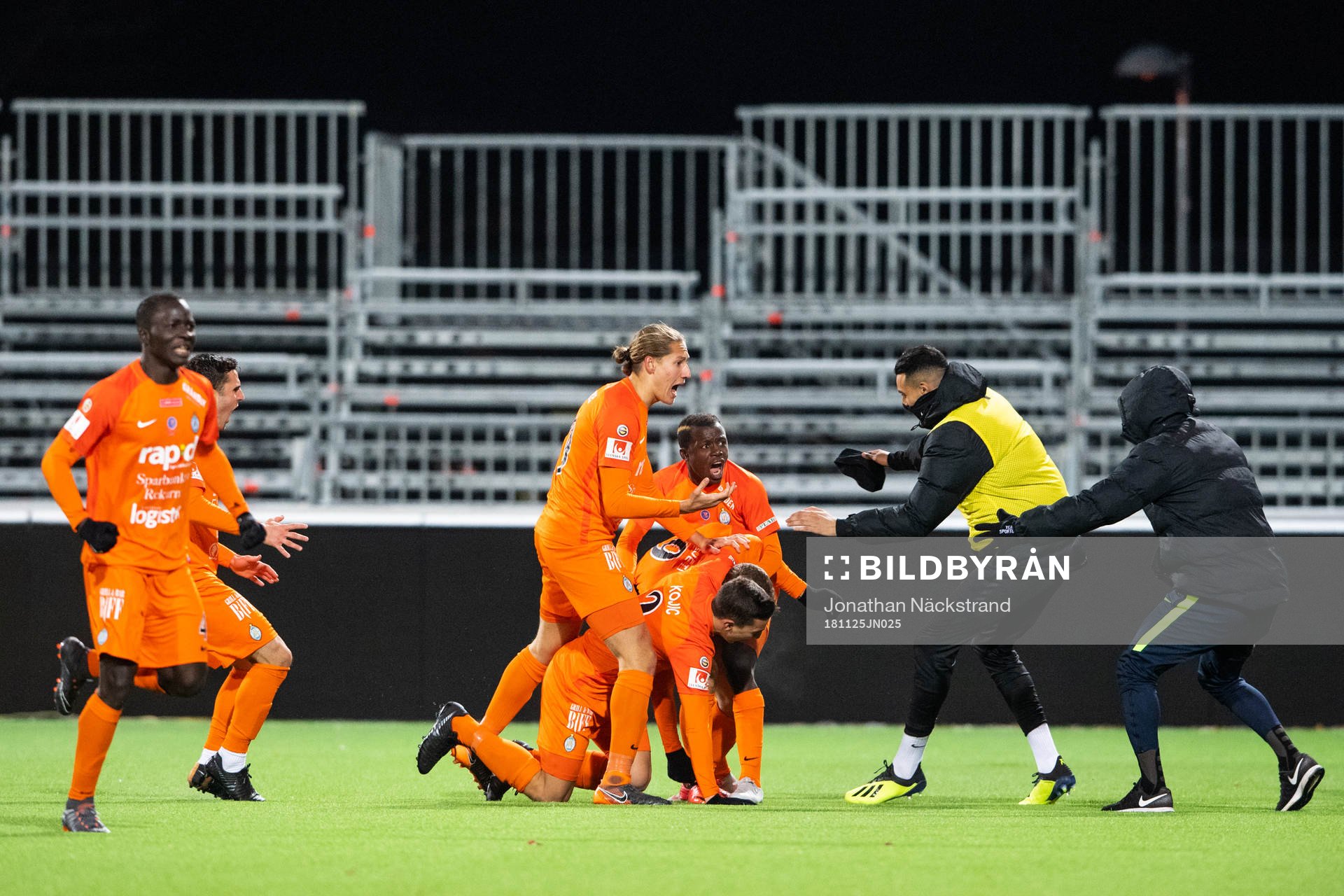 AFC Eskilstunas Bajram Ajeti jublar med lagkamrater efter att han gjort 1-2 under fotbollsmatchen i kvalet till Allsvenskan mellan Brommapojkarna och AFC Eskilstuna den 25 november 2018 i Stockholm.