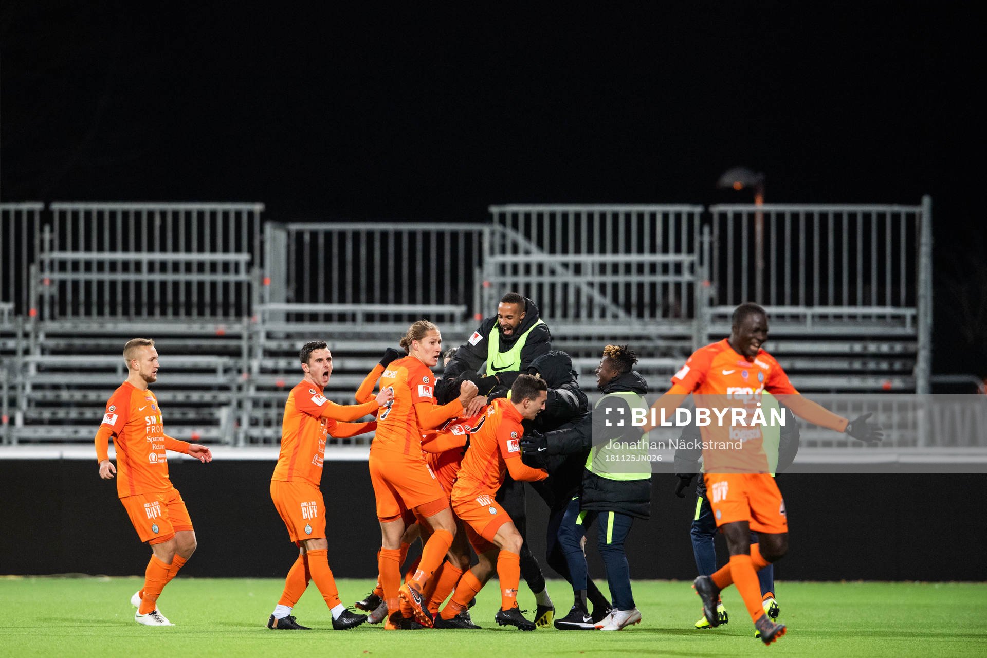 AFC Eskilstunas Bajram Ajeti jublar med lagkamrater