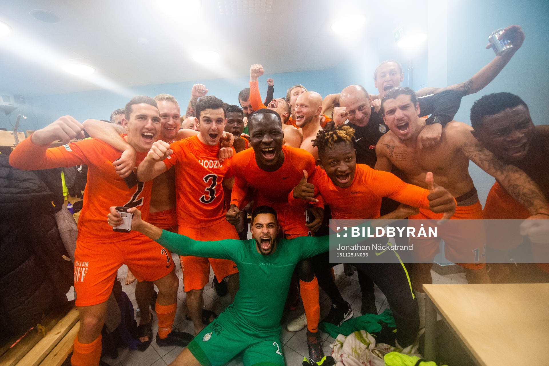 AFC Eskilstunas spelare jublar i omklädningsrummet
