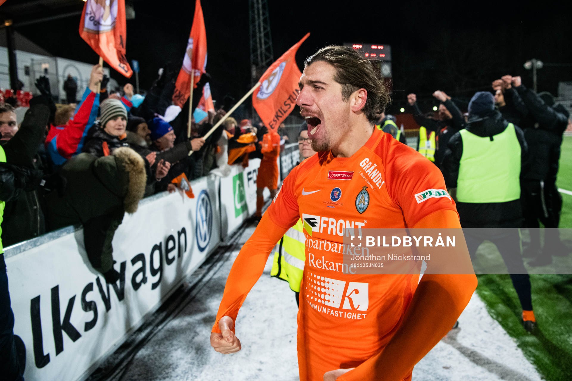 AFC Eskilstunas Christian Miljevic jublar  med fans