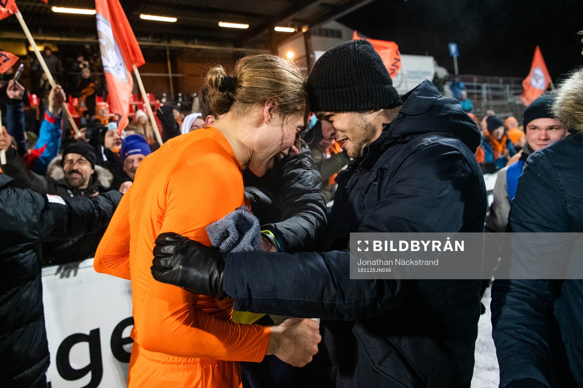 AFC Eskilstunas Christian Miljevic jublar  med fans