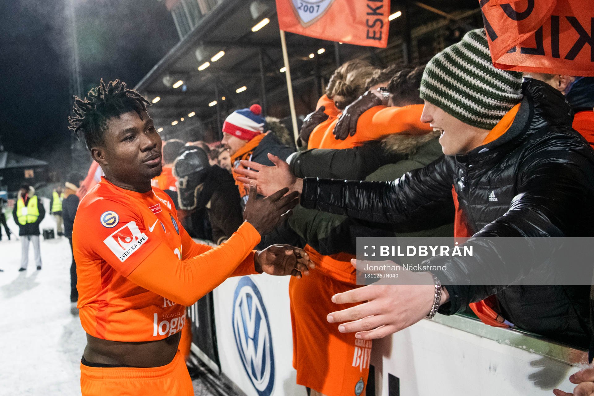AFC Eskilstunaspelare jublar med fans