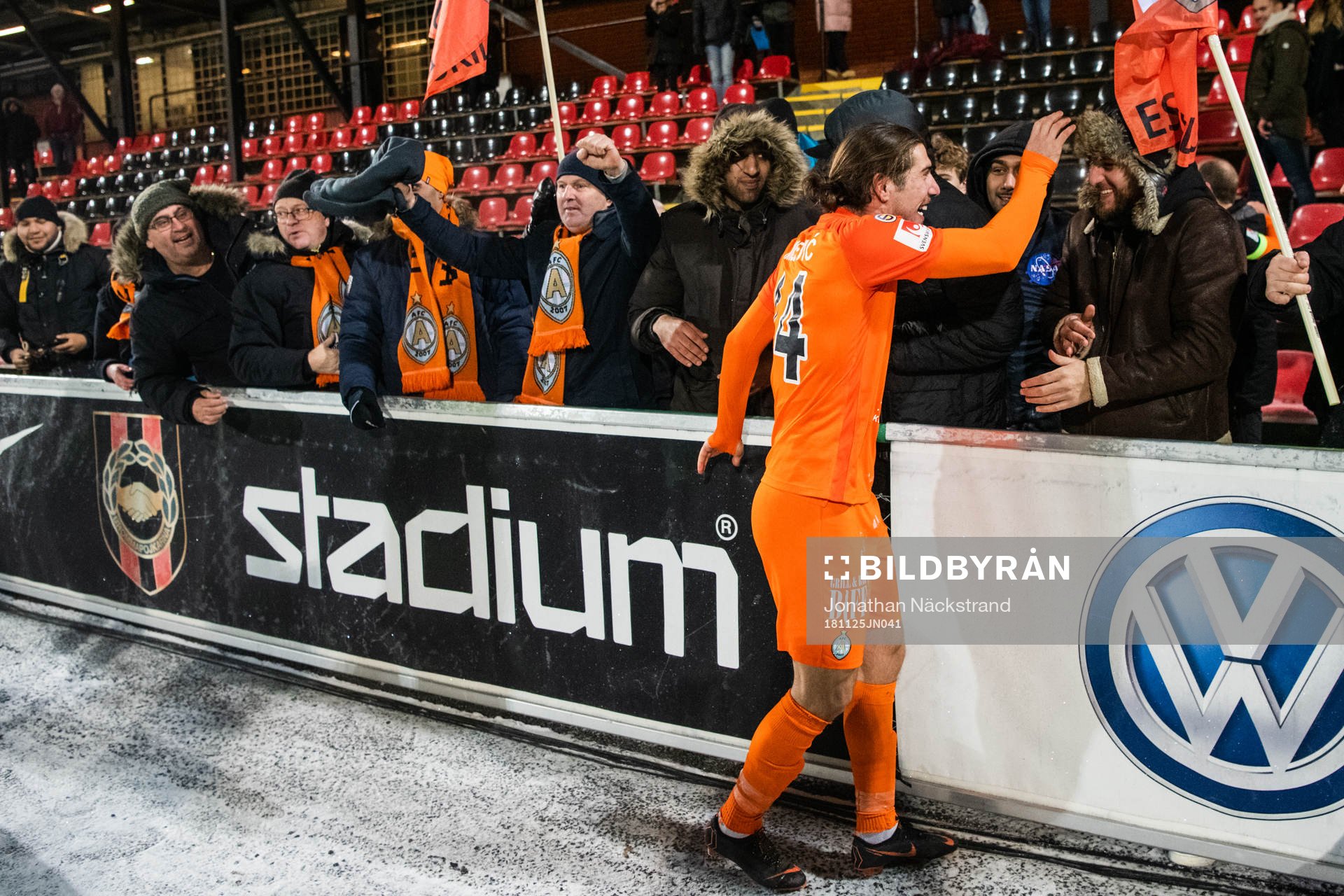 AFC Eskilstunas Christian Miljevic jublar  med fans