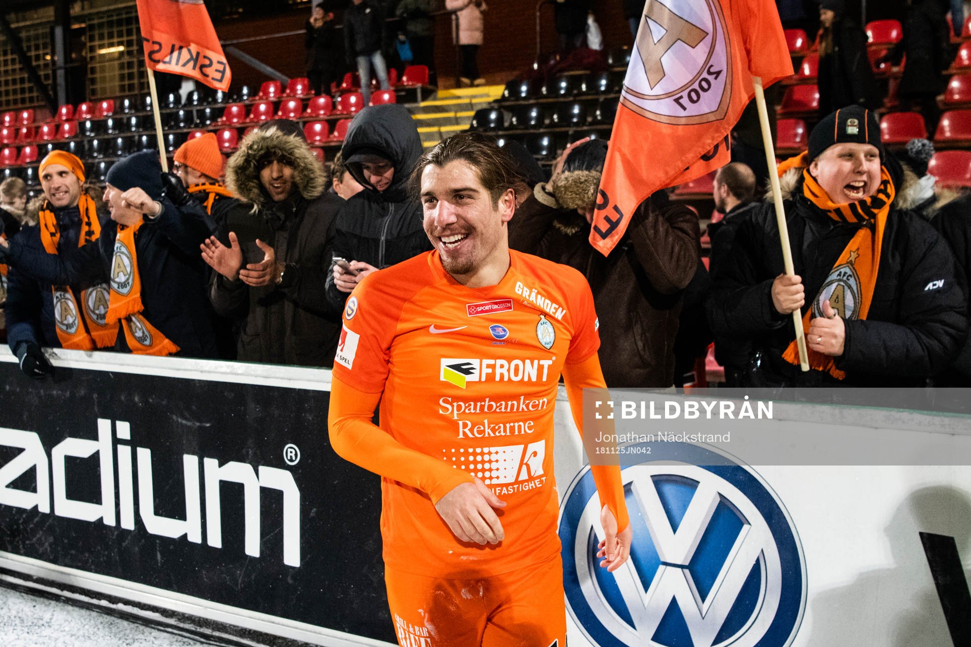 AFC Eskilstunas Christian Miljevic jublar  med fans