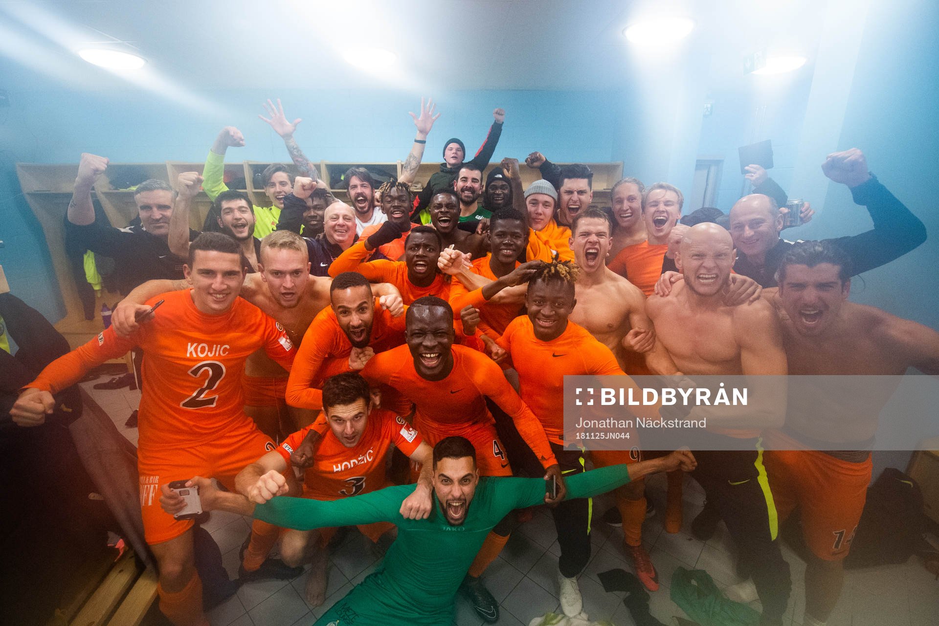 AFC Eskilstunas spelare jublar i omklädningsrummet