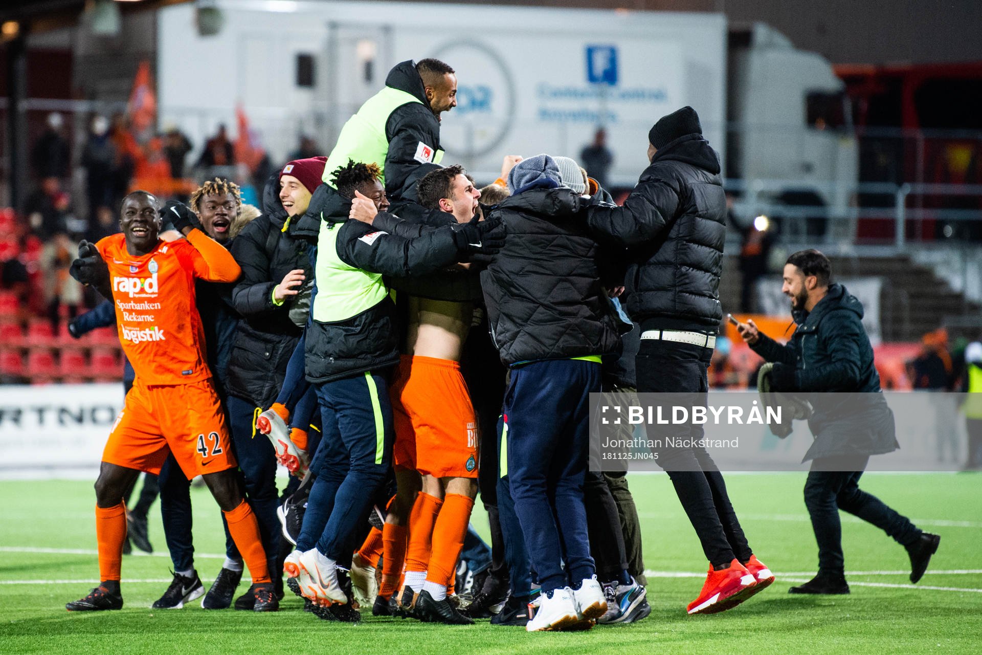 AFC Eskilstunas spelare jublar efter fotbollsmatchen i kvalet till Allsvenskan mellan Brommapojkarna och AFC Eskilstuna den 25 november 2018 i Stockholm.