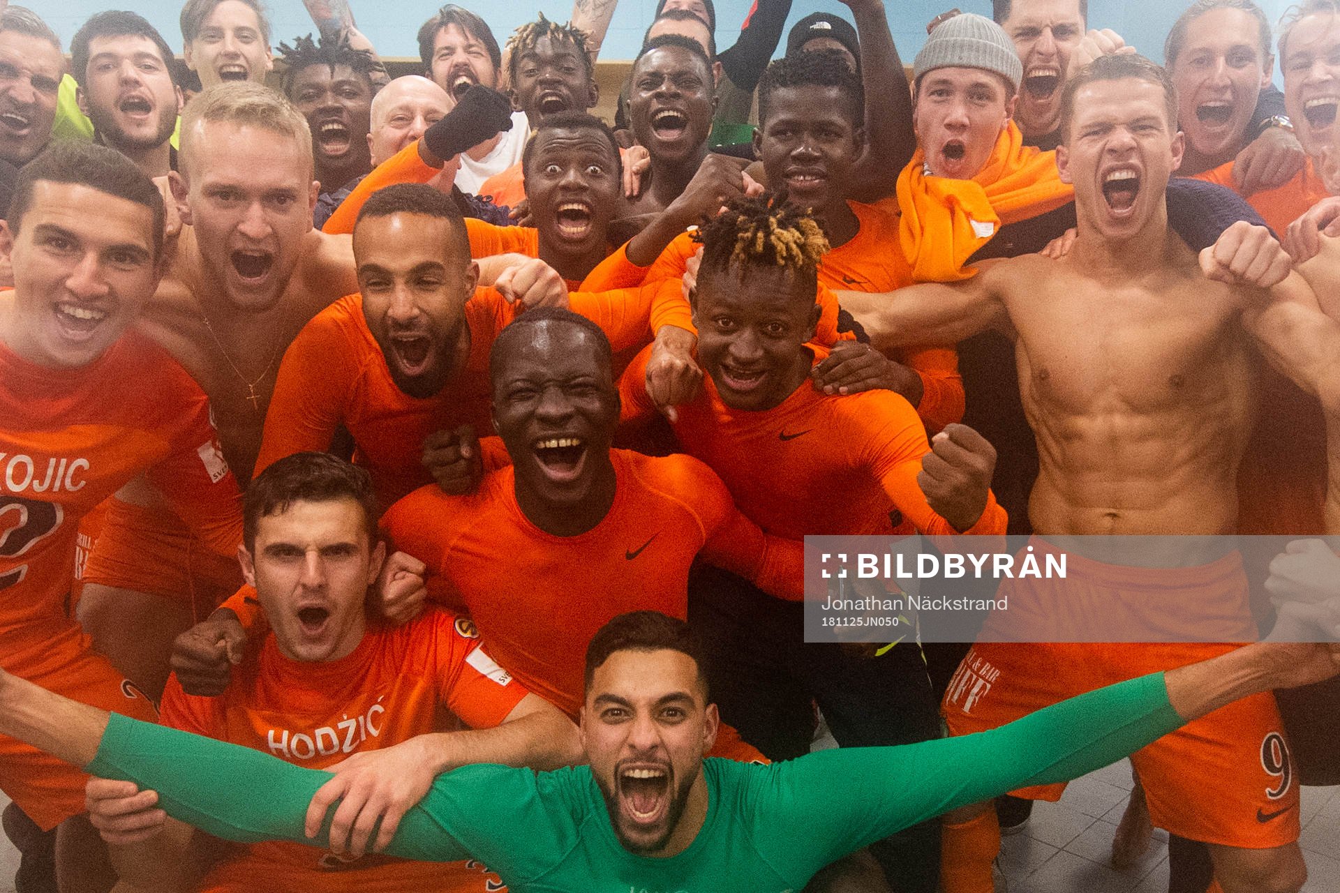 AFC Eskilstunas spelare jublar i omklädningsrummet