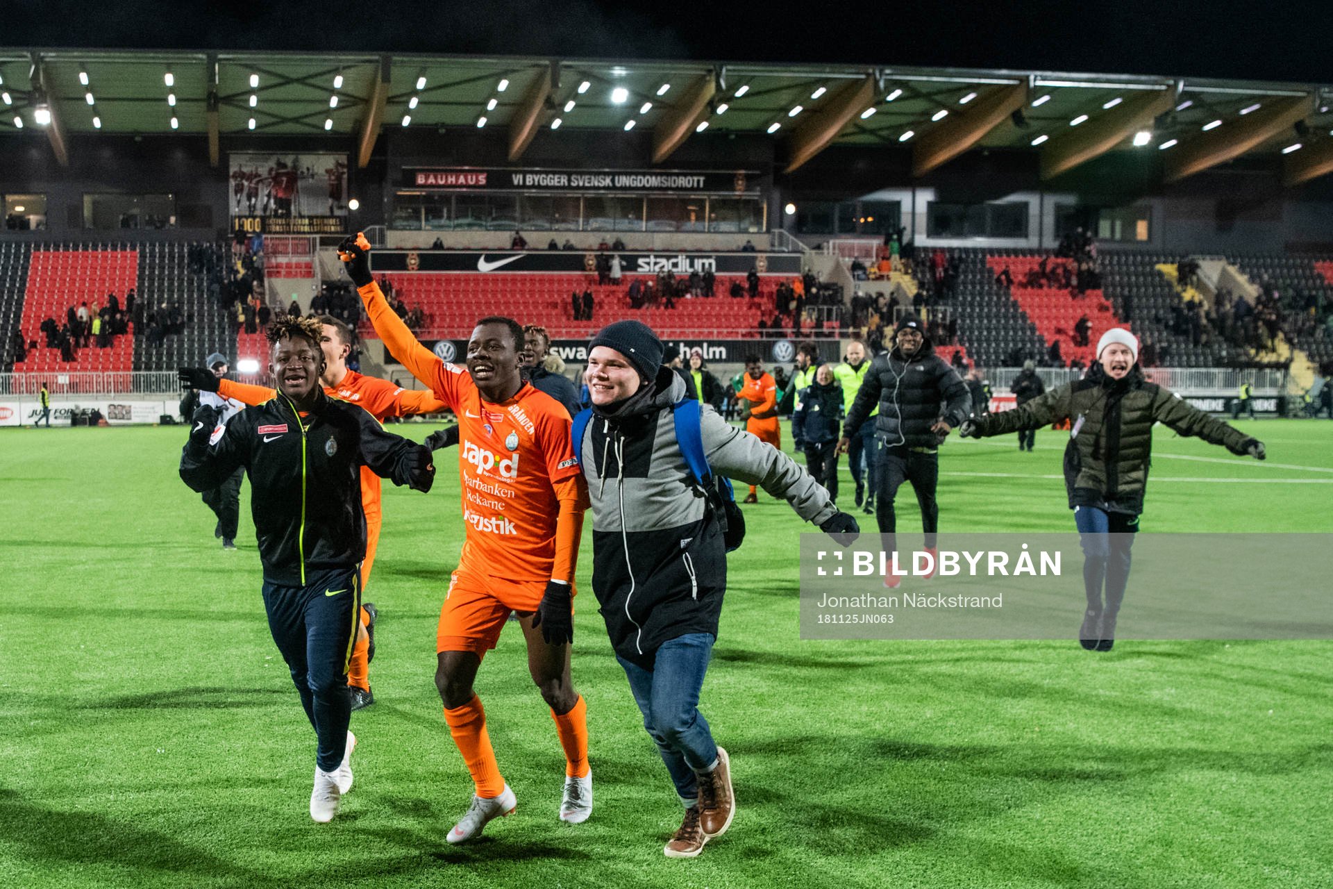 AFC Eskilstunas spelare jublar