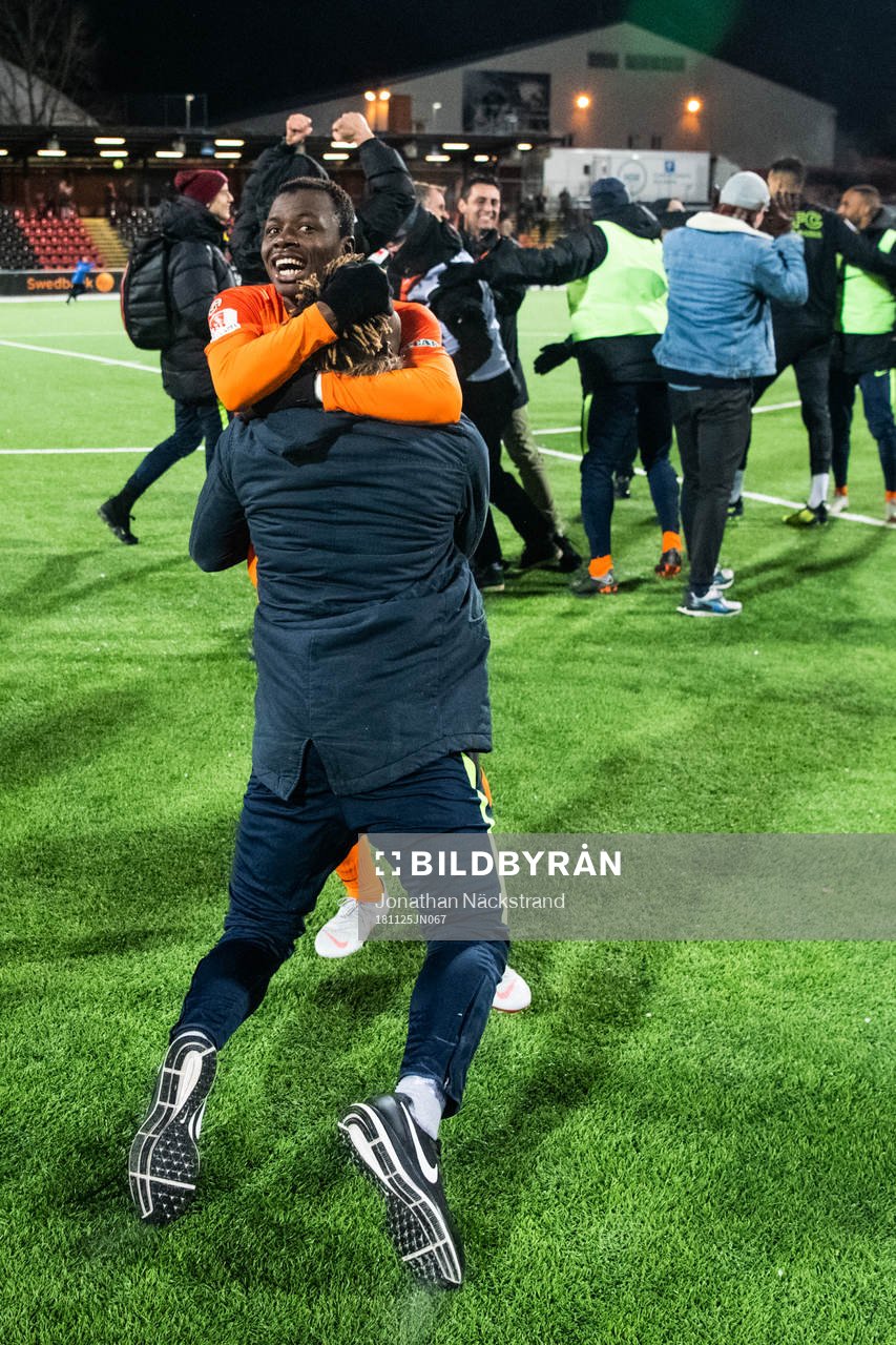 AFC Eskilstunas spelare jublar