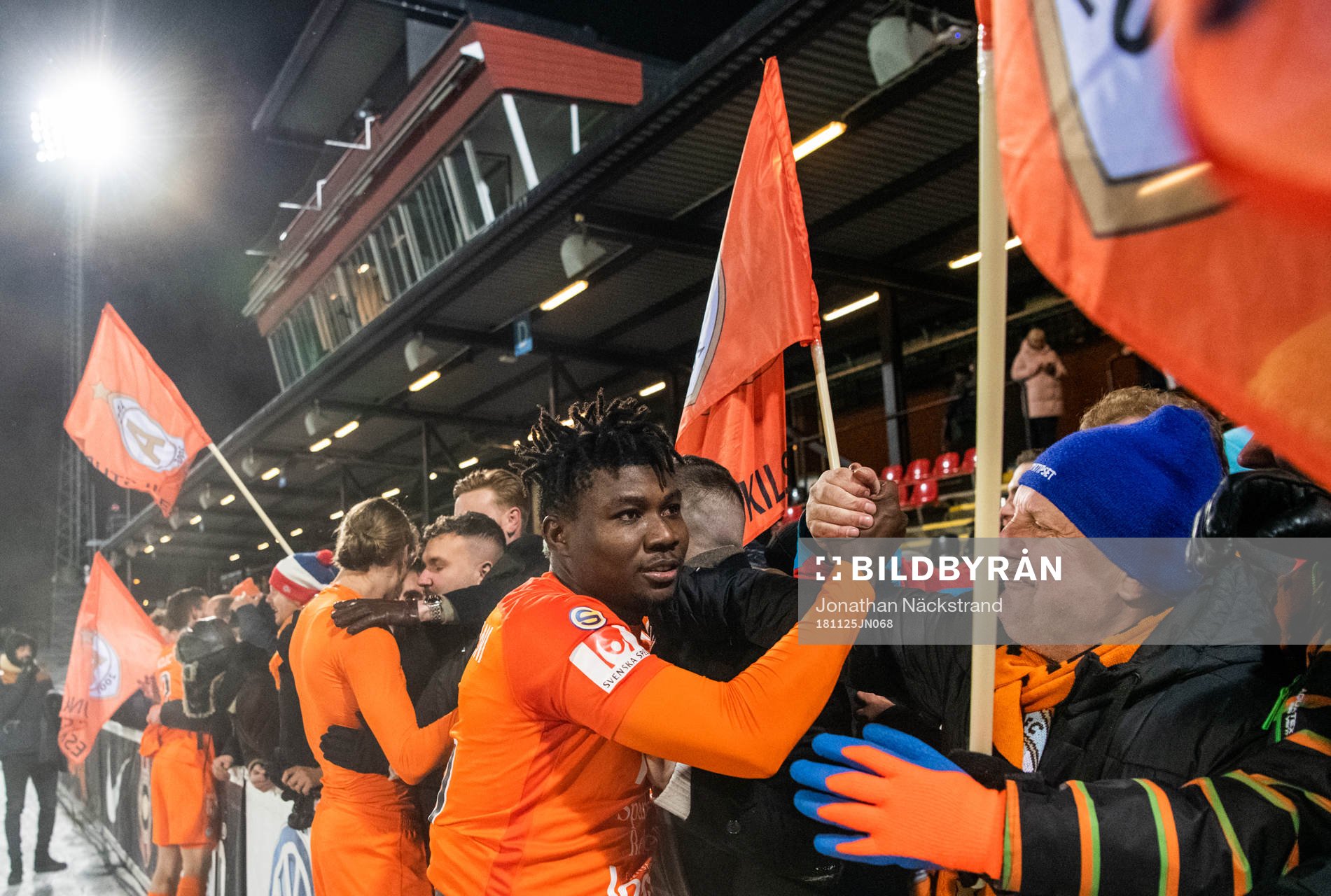AFC Eskilstunas supportrar jublar med spelarna