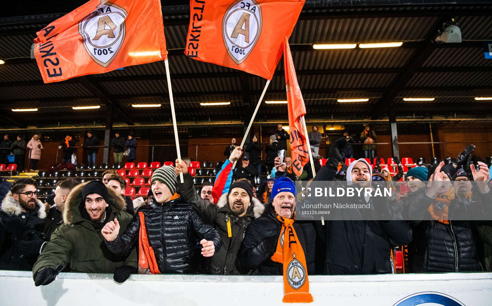 AFC Eskilstunas supportrar jublar