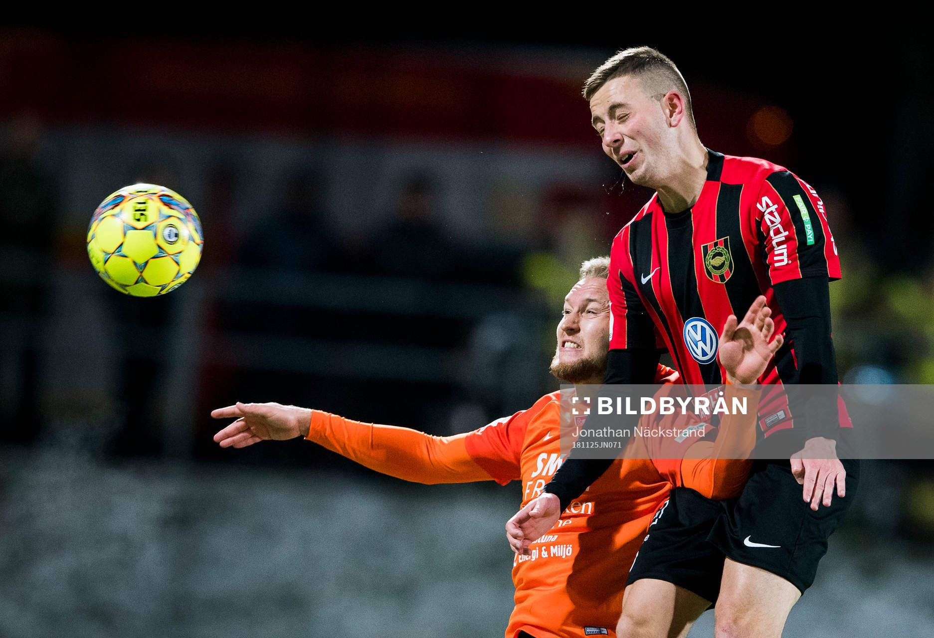 Brommapojkarnas Petar Petrovic i en nickduell med AFC