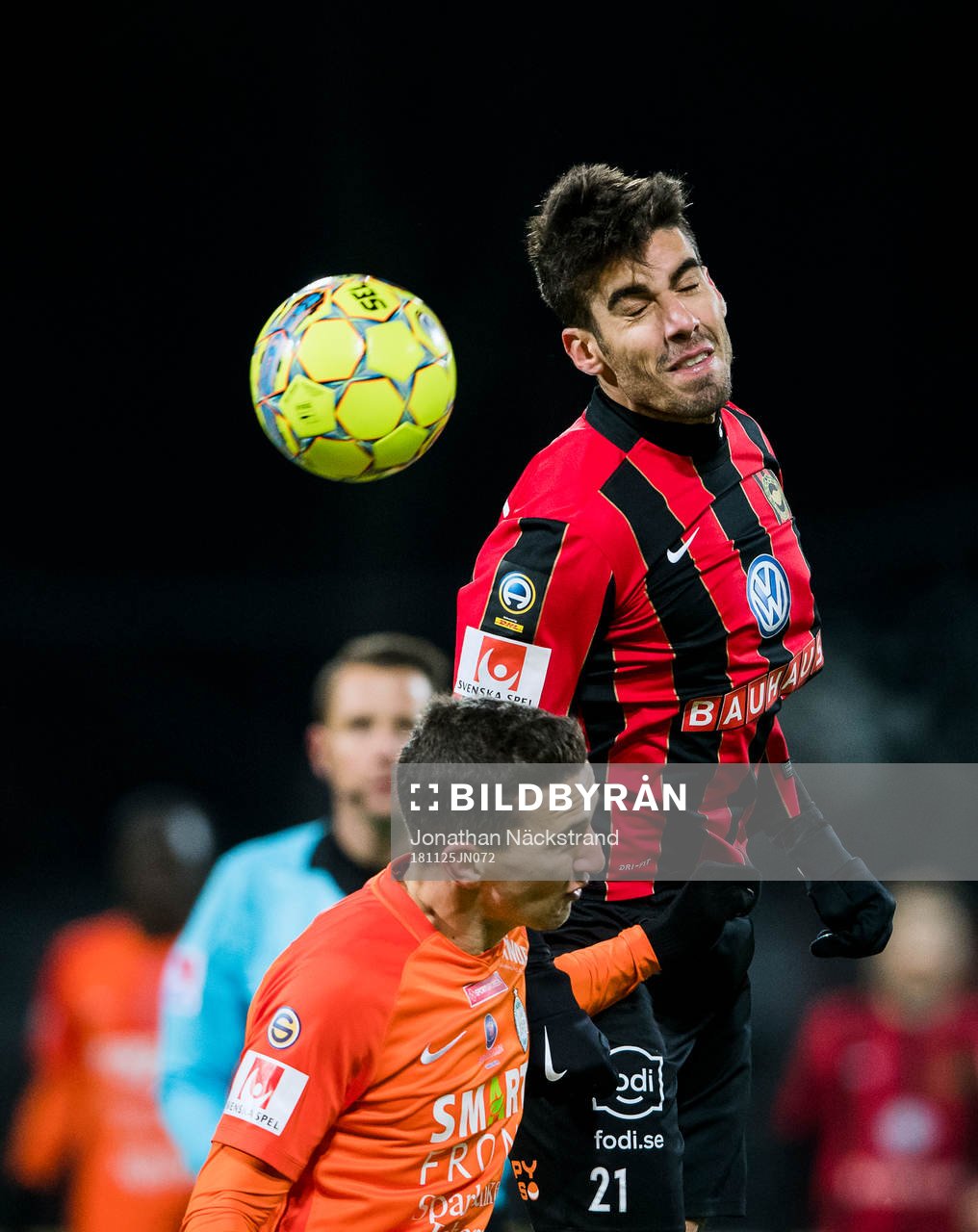 Brommapojkarnas Antonio Nieves Martin i en nickduell med