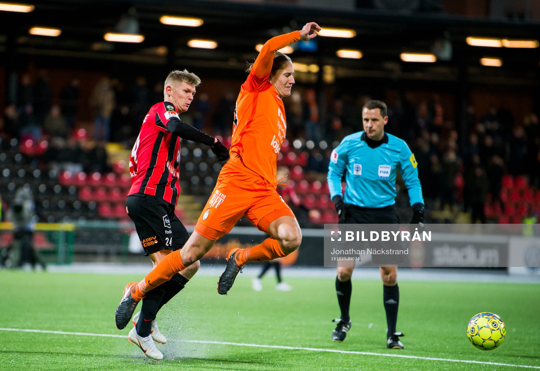 Brommapojkarnas Fritiof Björkén i en duell med AFC
