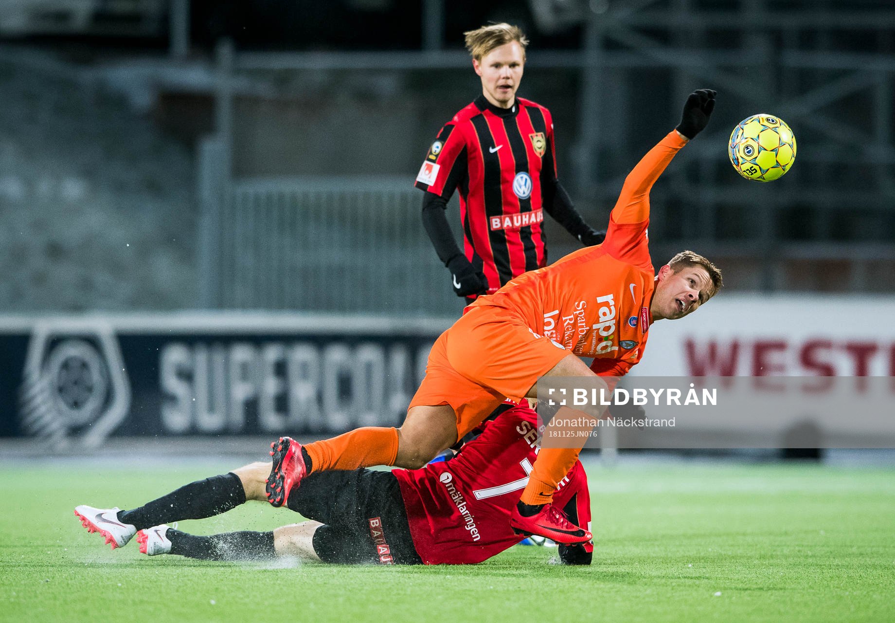 Brommapojkarnas Markus Gustafsson i en duell med AFC