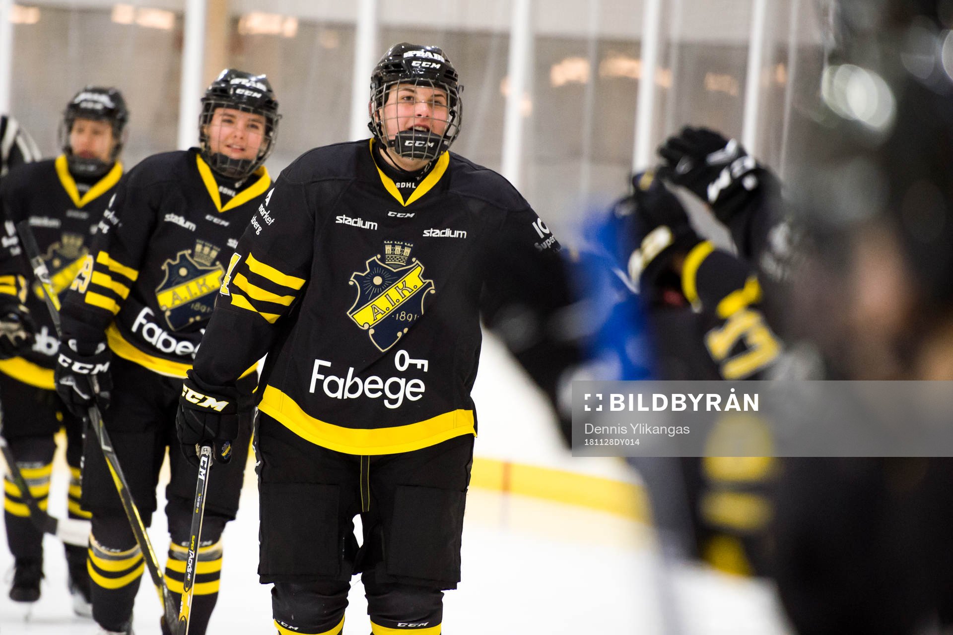 s Aneta Ledlova jublar med lagkamrater