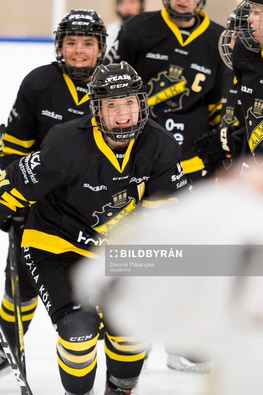 s Emmy Alasalmi jublar med lagkamrater