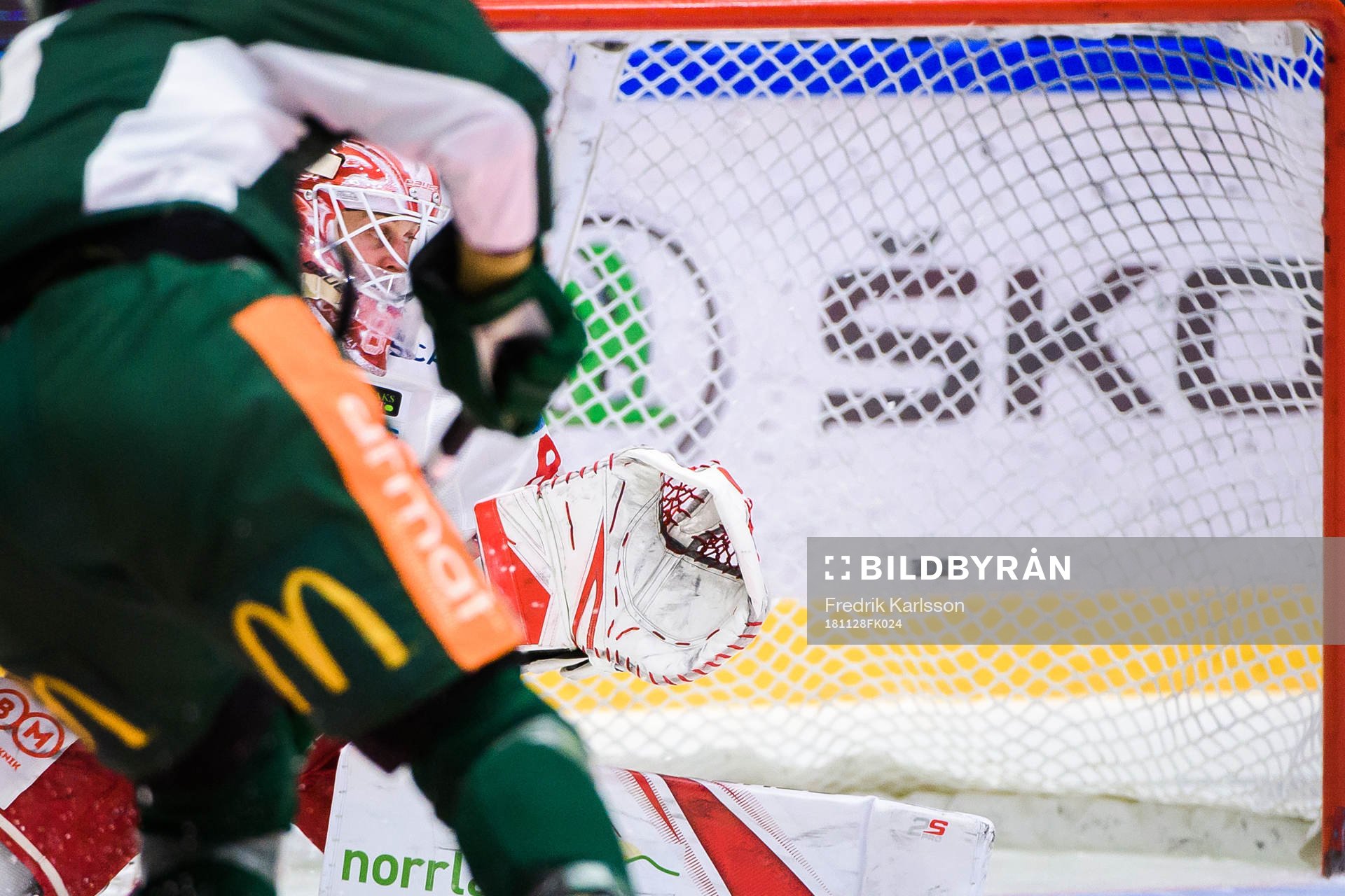 Timrås målvakt Niklas Svedberg ser på när Färjestads
