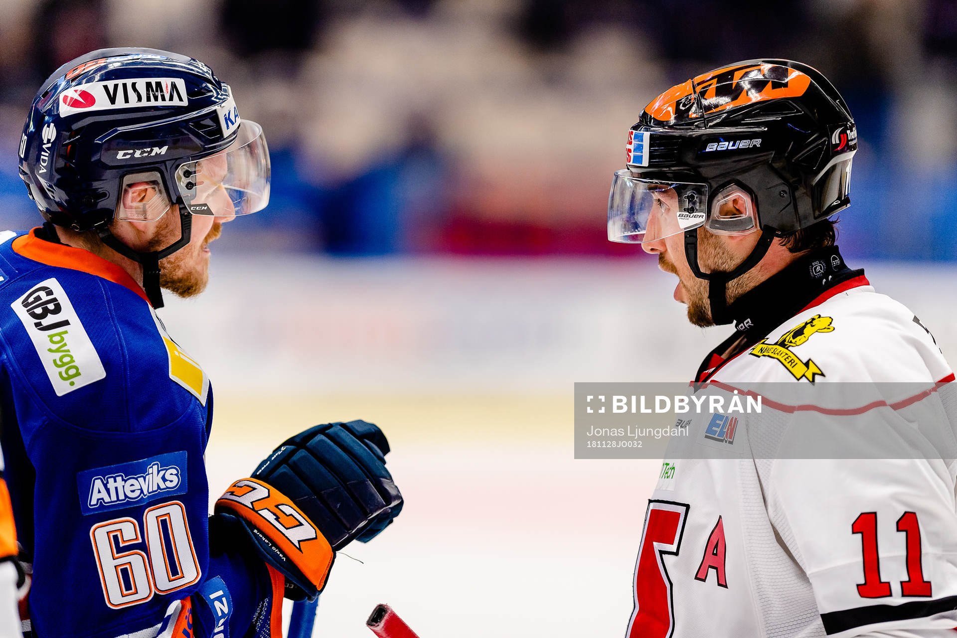 Växjös Erik Josefsson och Örebros Aaron Palushaj pratar