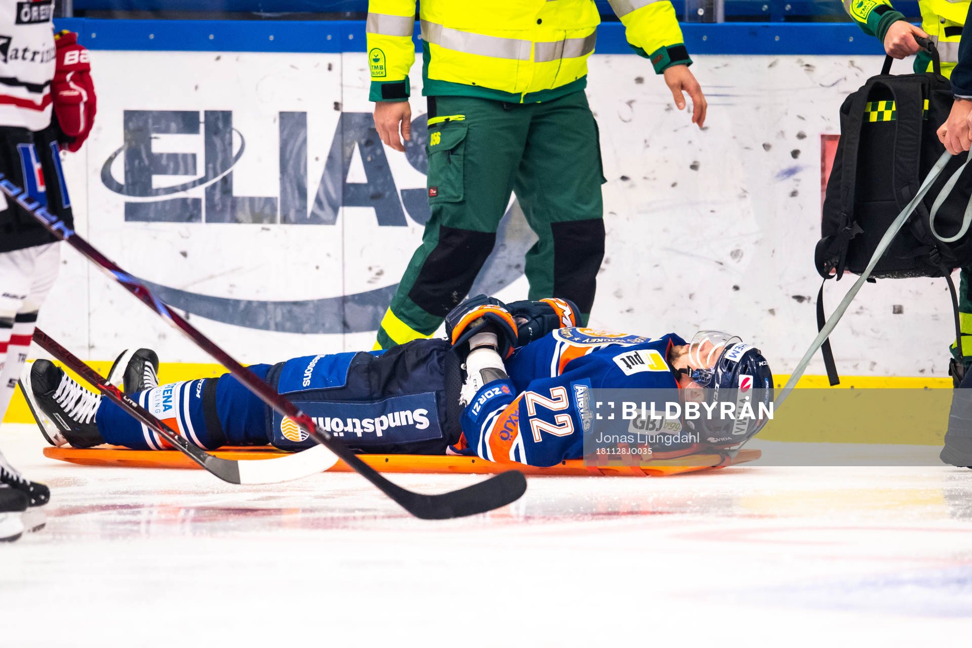 Växjös Janne Pesonen dras ut på bår