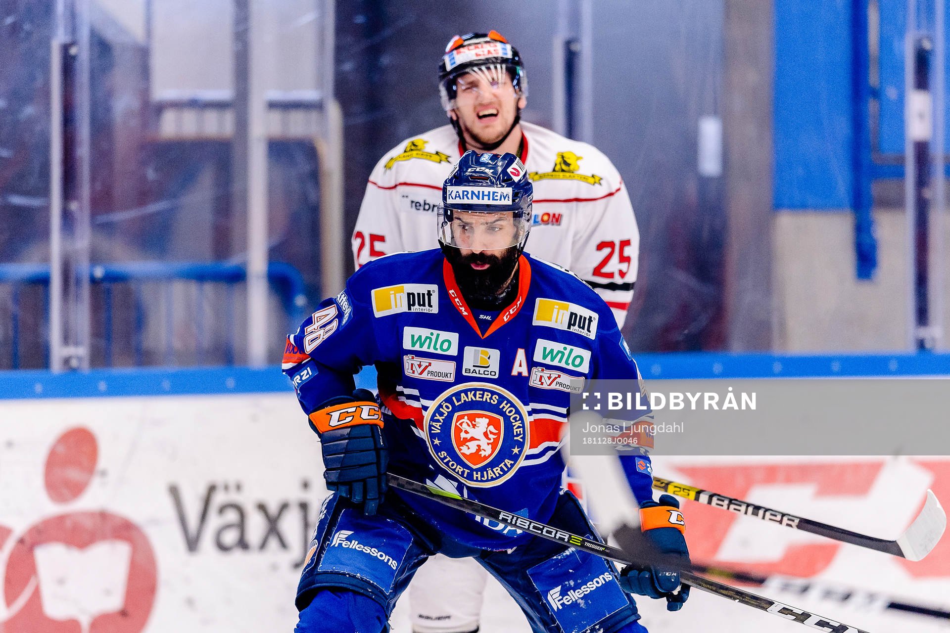 Växjös Daniel Rahimi framför Örebros Anton Hedman