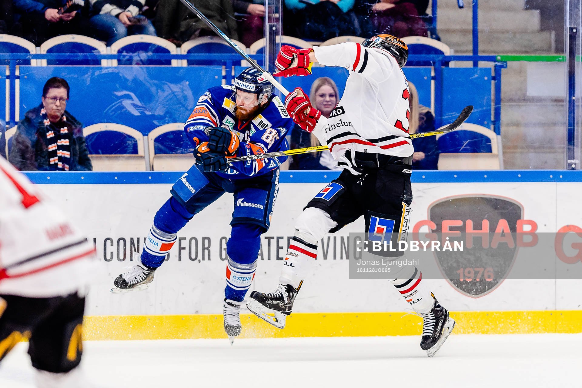 Växjös Liam Reddox tacklar Örebros Christopher Mastomäki