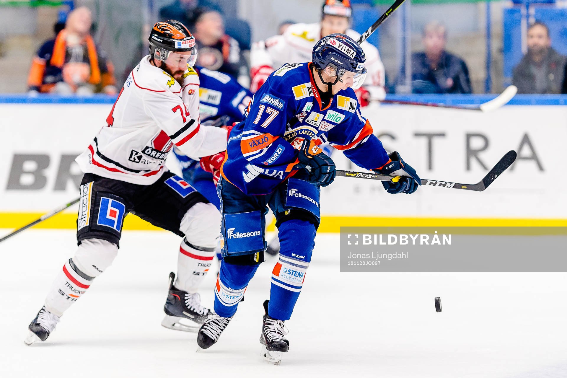 Växjös Jonas Röndbjerg jagas av Örebros Nick Ebert