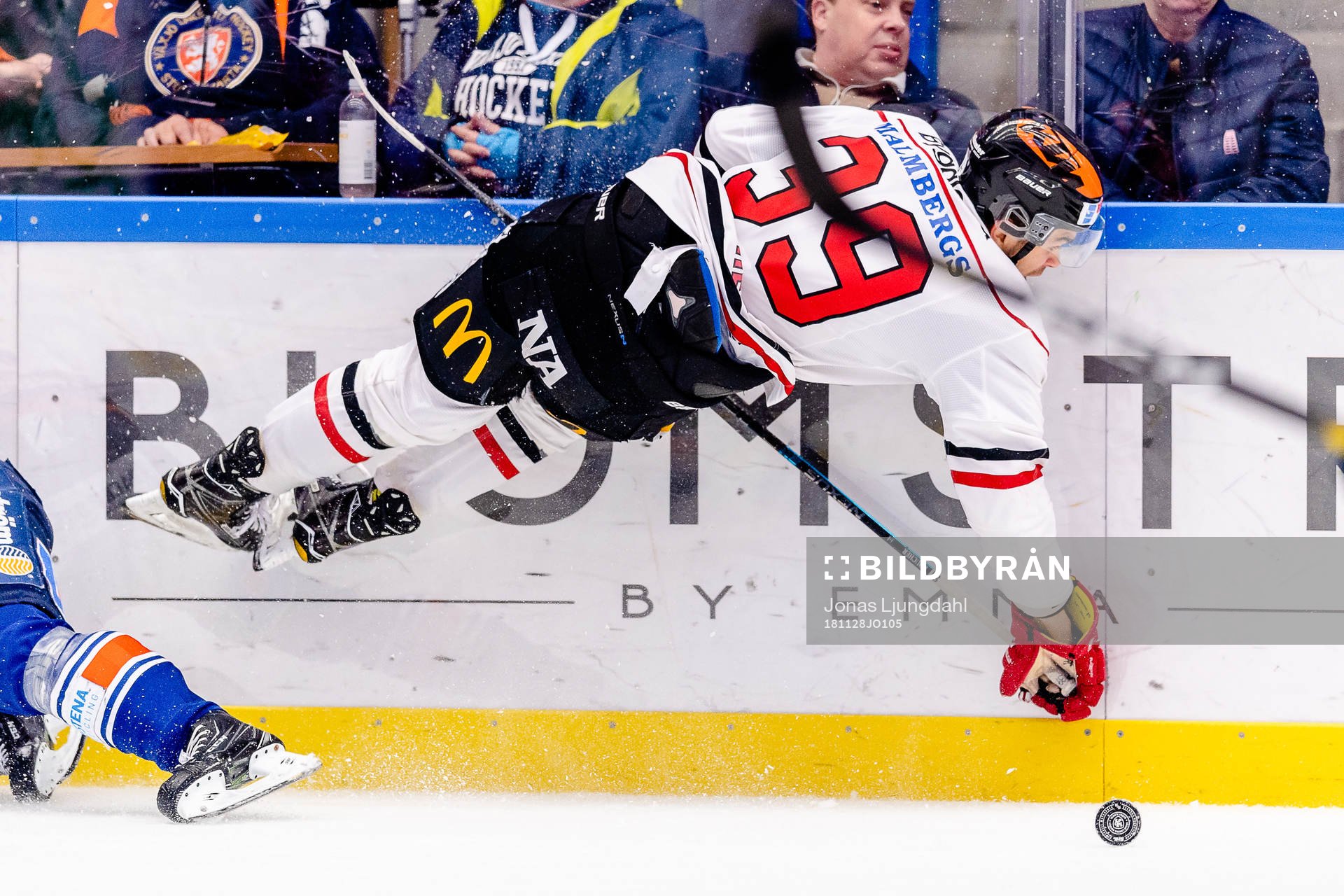 Örebros Jordan Boucher faller