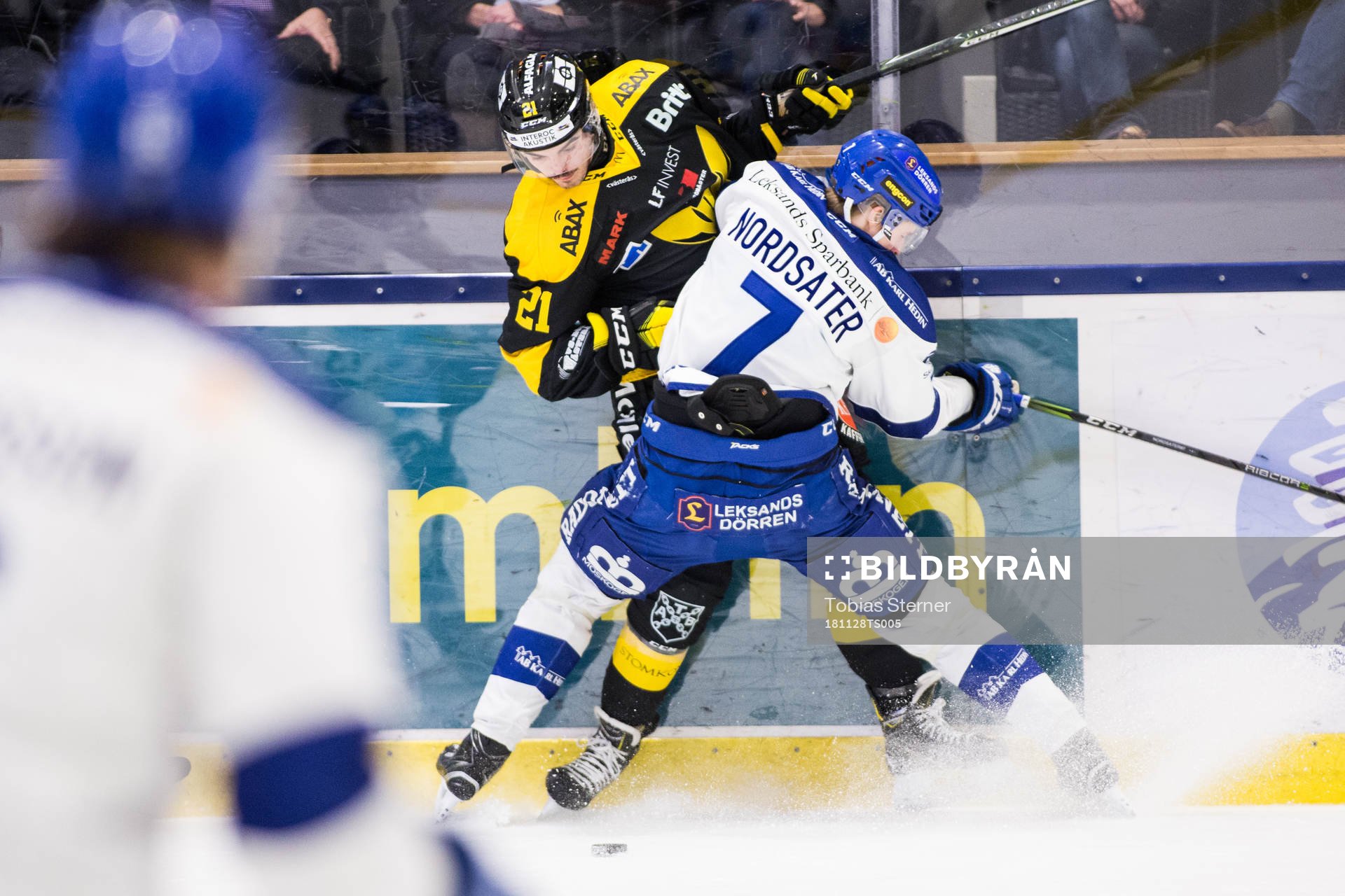 Leksands Lucas Nordsäter tacklar Västerås Fredrik Hetta