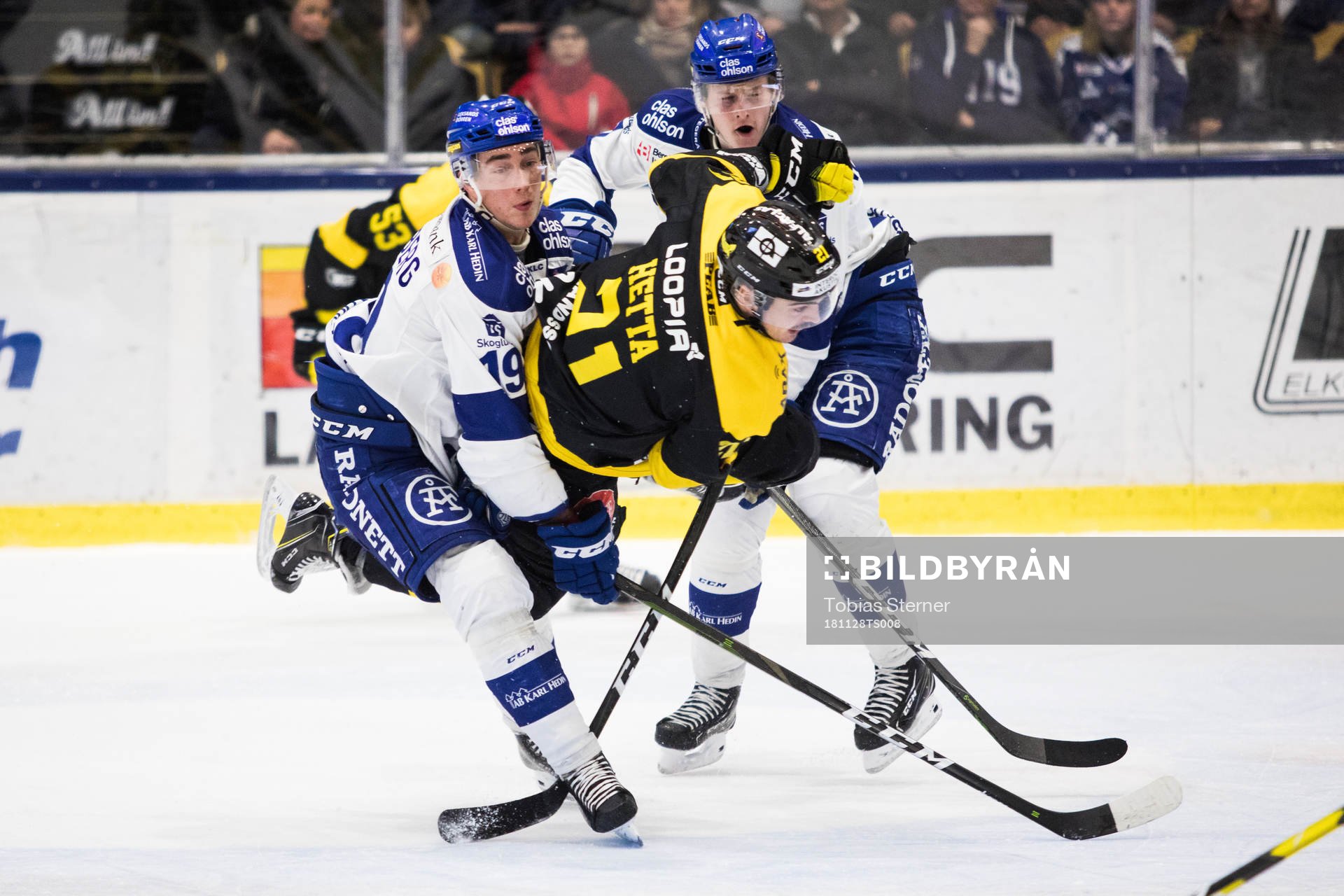 Västerås Fredrik Hetta tacklas av Leksands Tobias Forsberg
