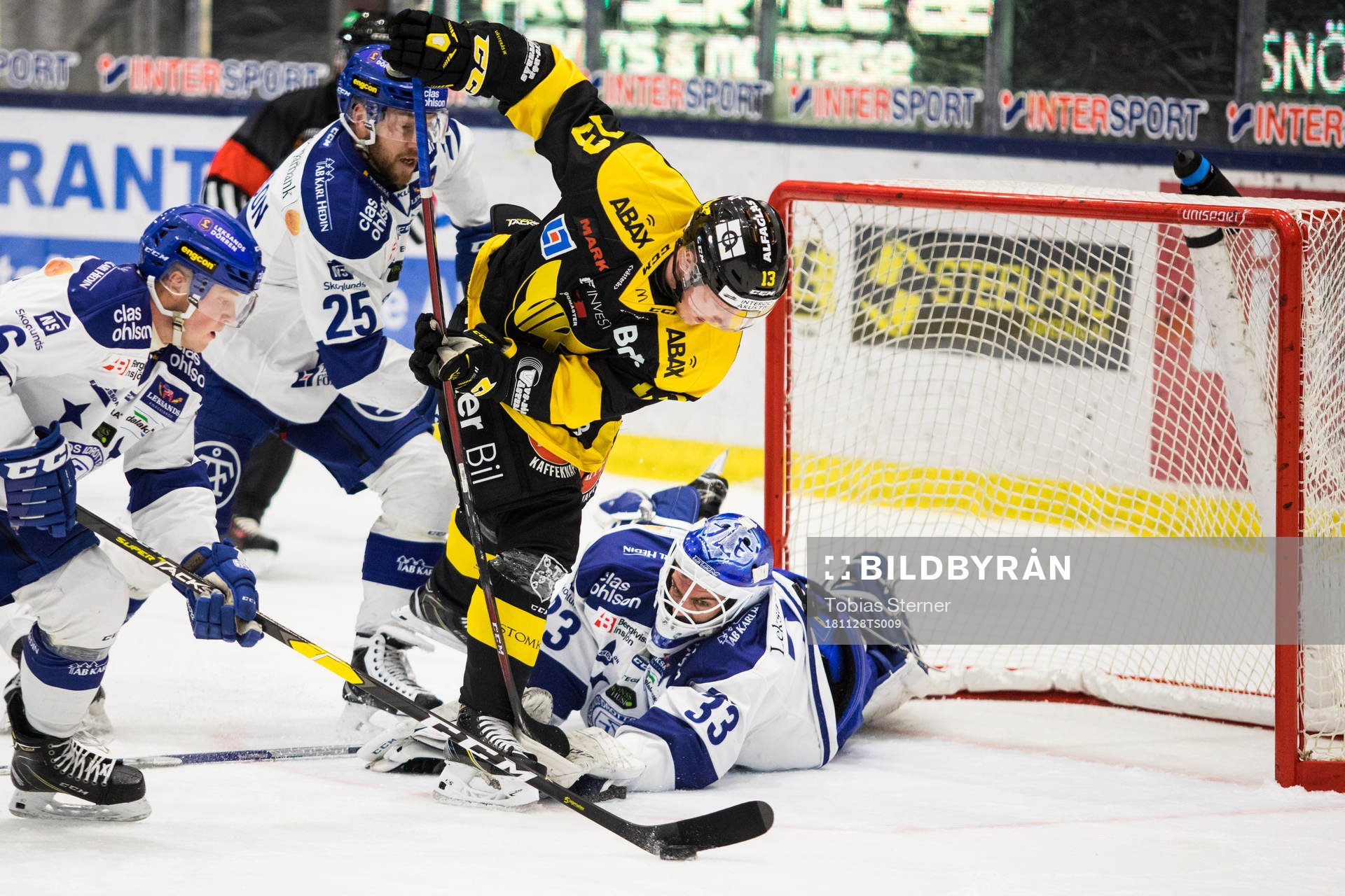 Västerås Kalle Östman och Leksands målvakt Axel Brage