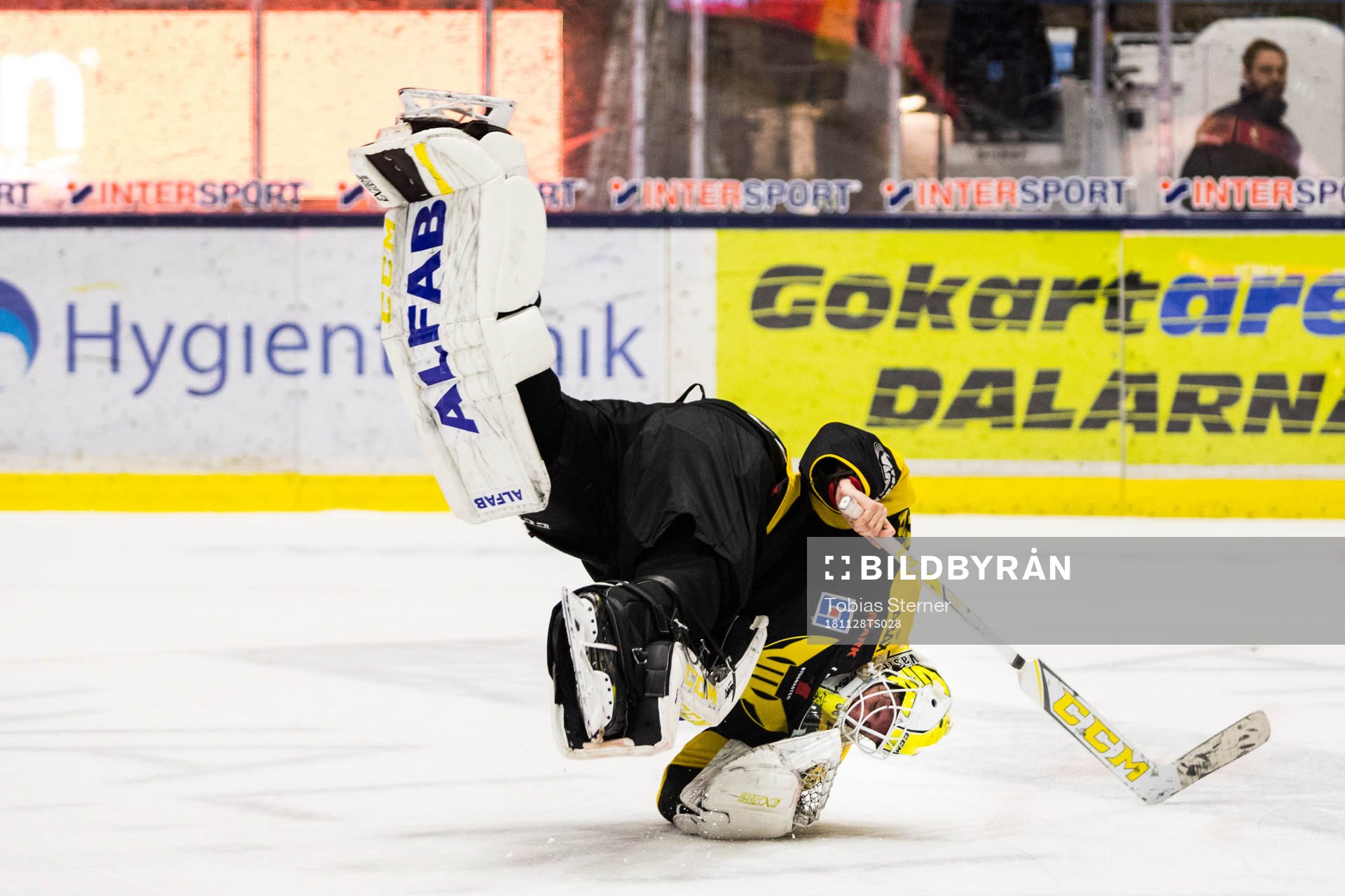 Västerås målvakt Marcus Dahlbom jublar