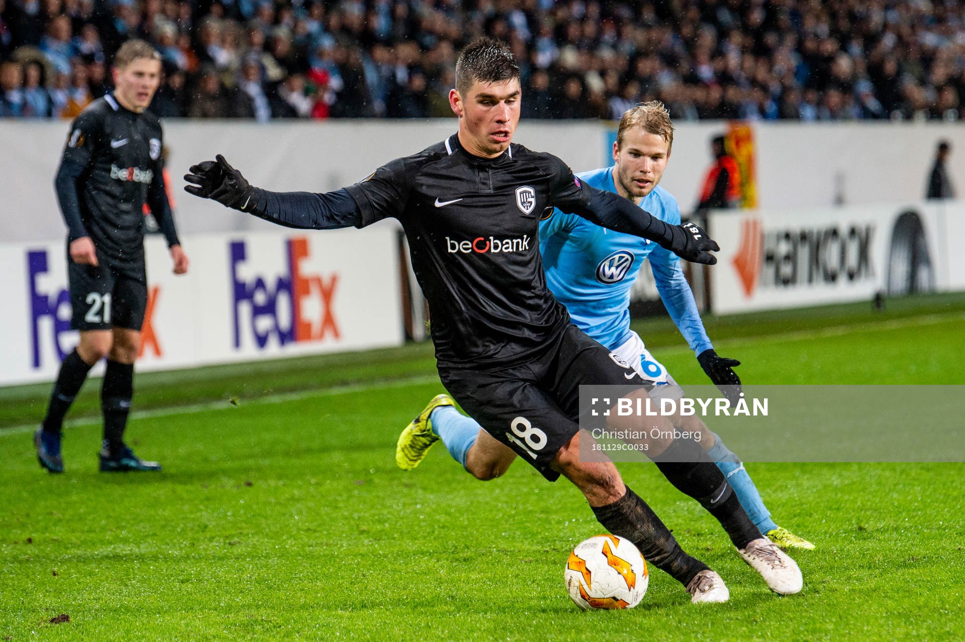 Ruslan Malinovskyi and Oscar Lewicki during the Europa league match between Malmö FF and Genk on November 29, 2018 in Malmö.