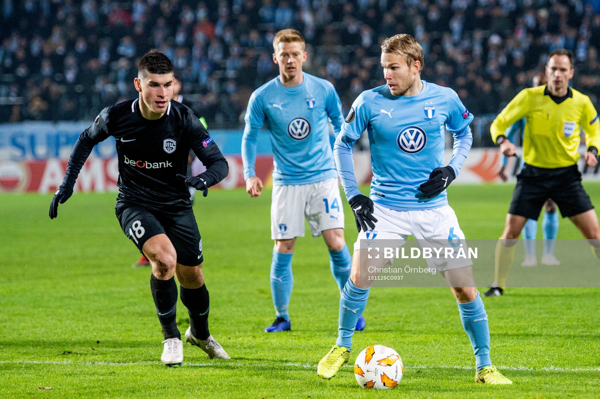Ruslan Malinovskyi of Genk and Oscar Lewicki of Malmö FF