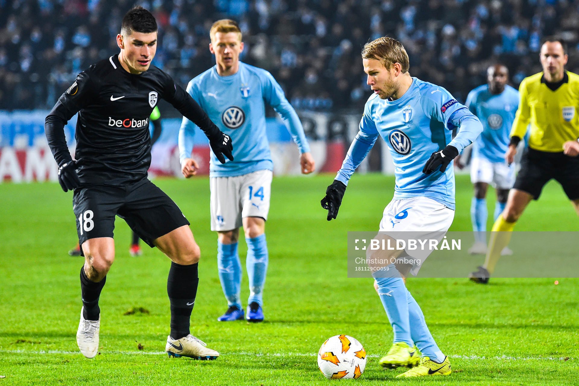 Ruslan Malinovskyi of Genk and Oscar Lewicki of Malmö FF