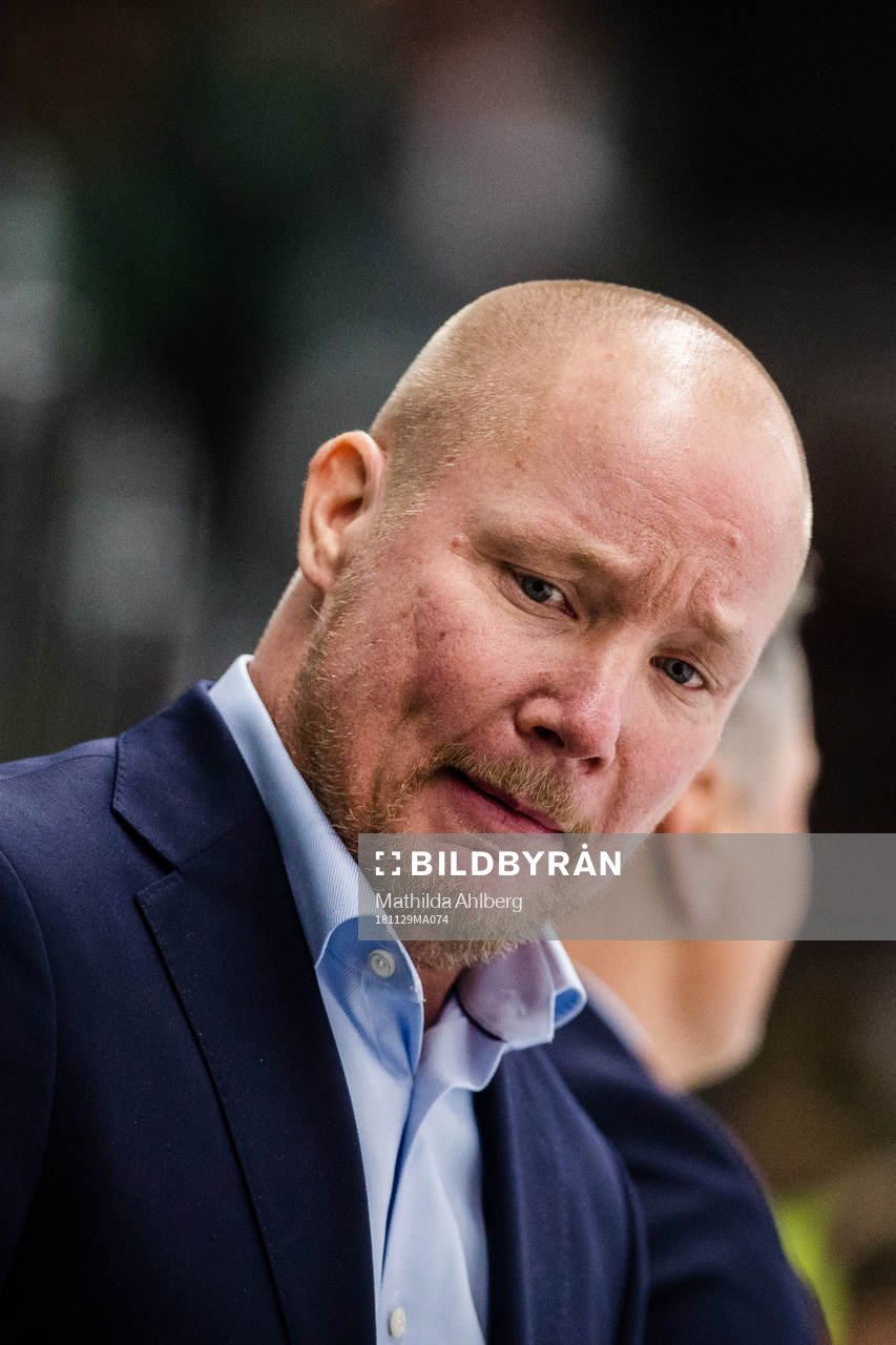 s assisterande tränare Jonas