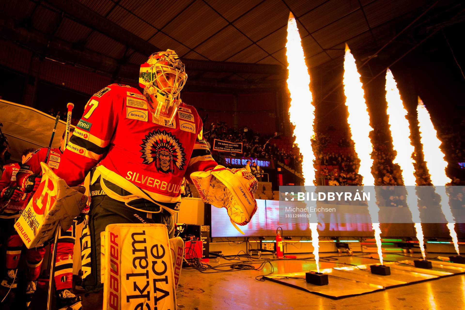 Frölundas målvakt Johan Gustafsson på väg ut